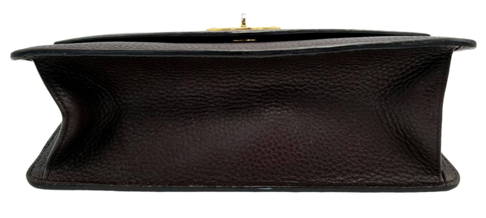 A Mulberry Oxblood Darley Bag. Leather exterior with gold-toned hardware and twist lock closure. - Bild 4 aus 10