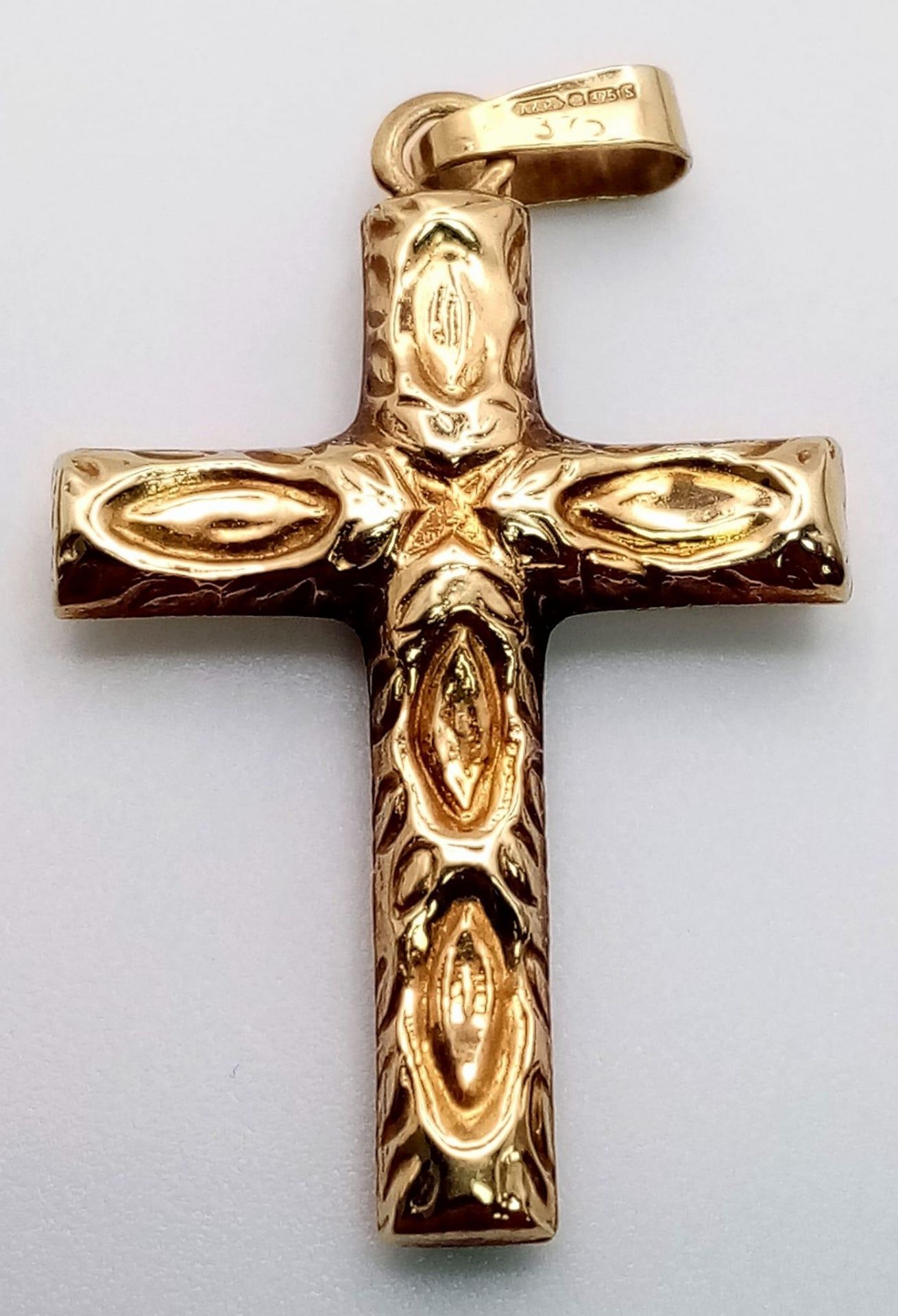 An attractive 9k yellow gold detailed cross pendant, weight 1.1g - Image 2 of 3