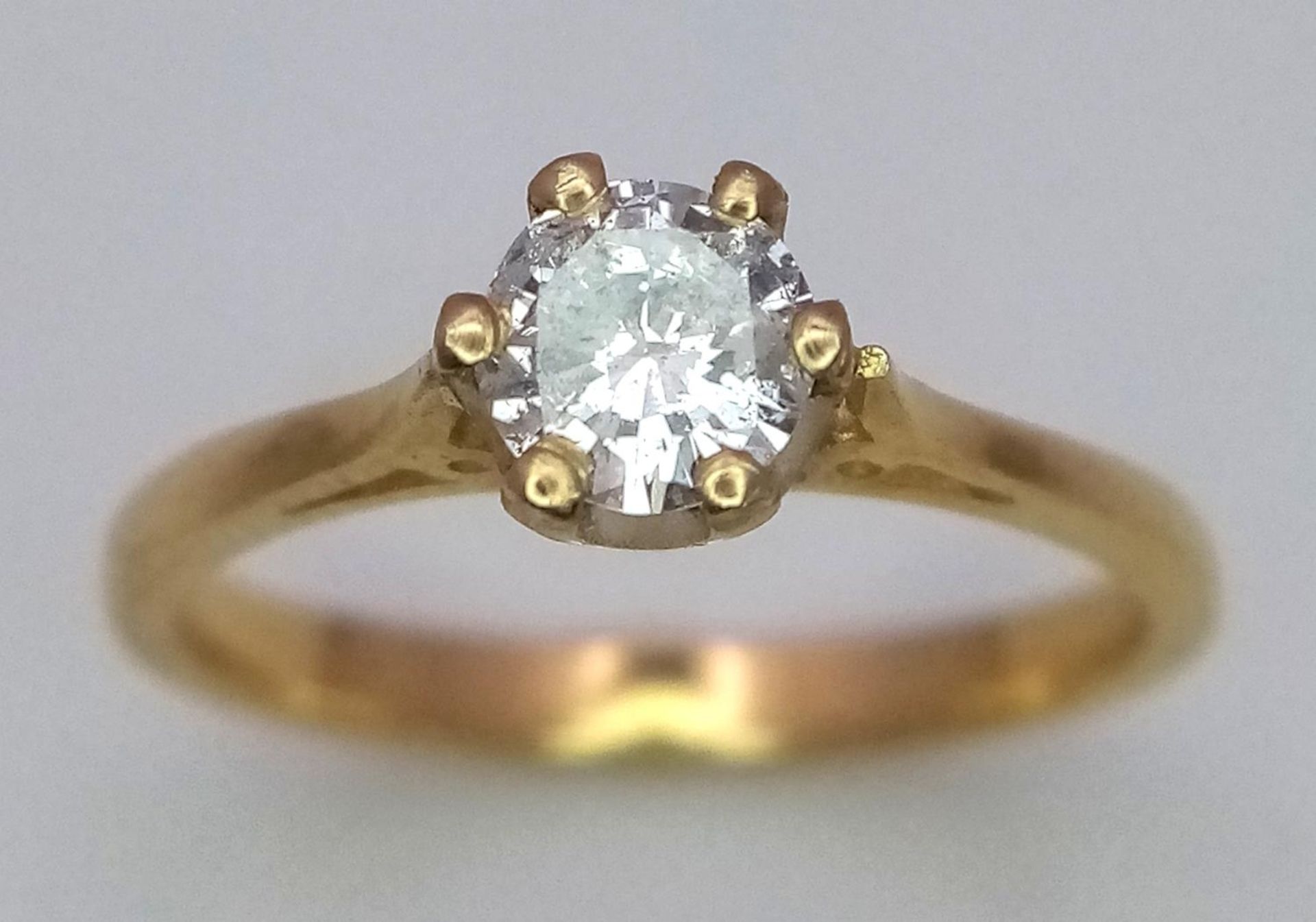 A 18K (TESTED AS) YELLOW GOLD DIAMOND SOLITAIRE RING 0.45CT 2.7G SIZE M SPAS 9002 - Bild 2 aus 4