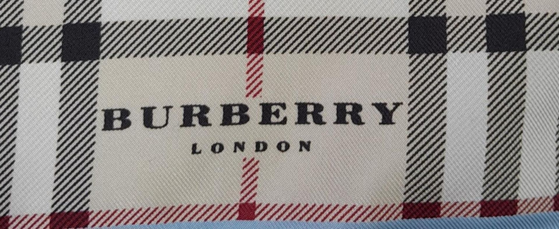 A BURBERRY of London scarf, dimensions: 90 x 90 cm. ref: 17239 - Bild 4 aus 5