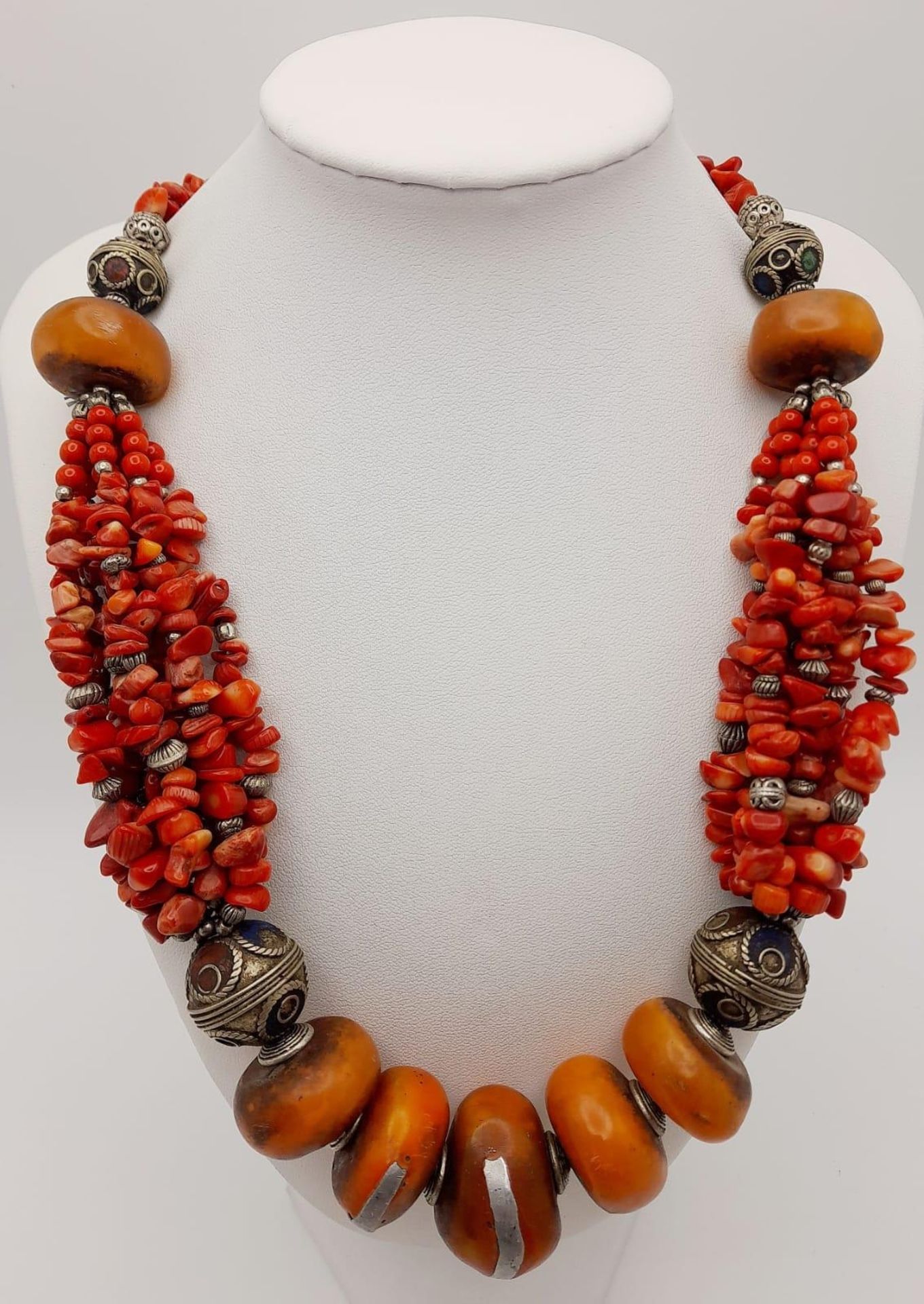 A Vintage Moroccan Berber Amber and Coral Necklace plus a pair of Amber Earrings. Necklace - Bild 2 aus 5