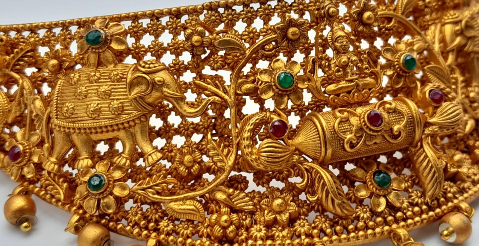 A South Indian traditional “Temple Jewellery” consisting of a necklace and matching earrings in an - Image 3 of 6