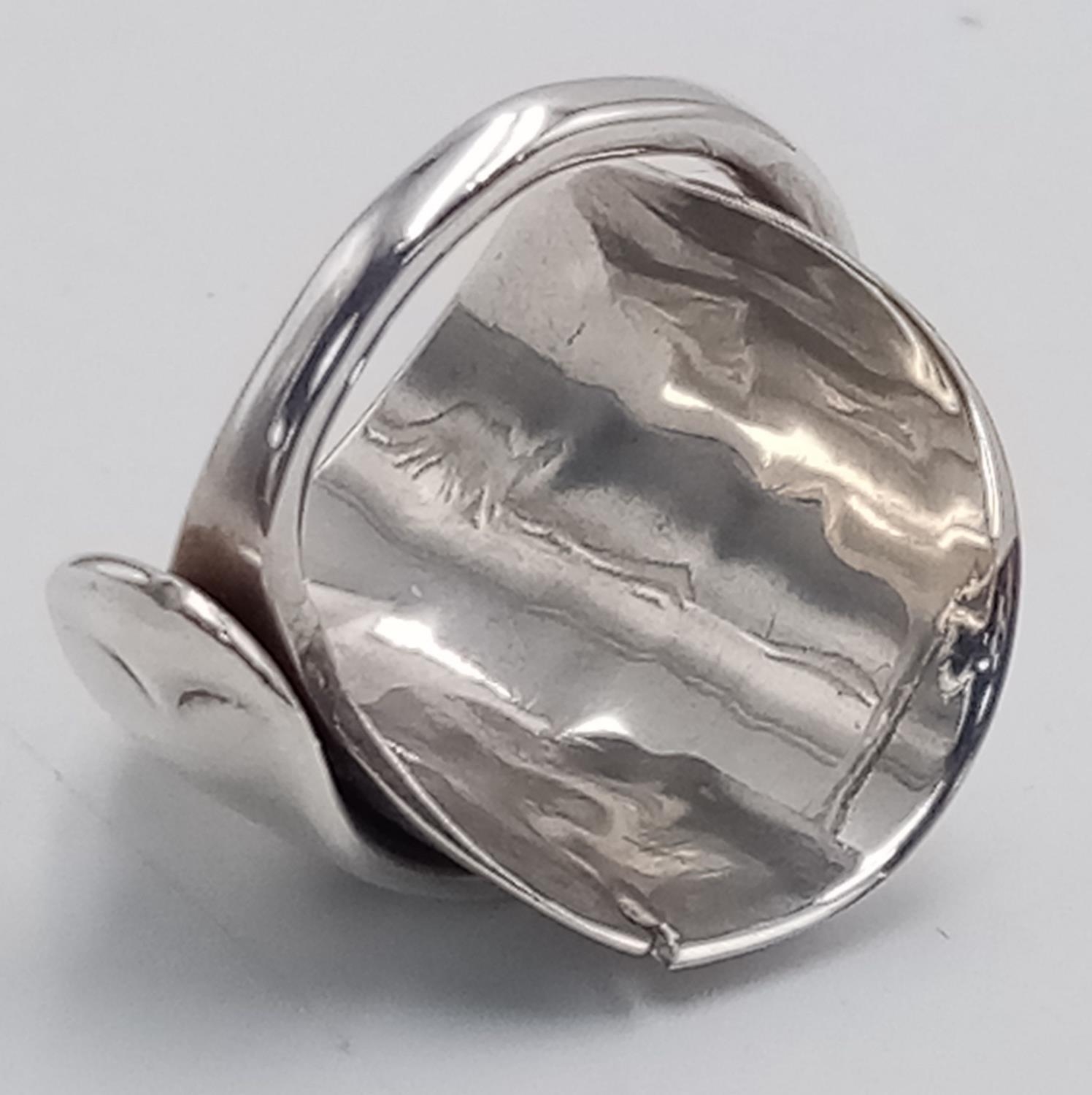 A STERLING SILVER FANCY RING HALLMARKED ON TOP BY J G LTD 6.8G SIZE K A/F. SC 9088 - Image 4 of 4
