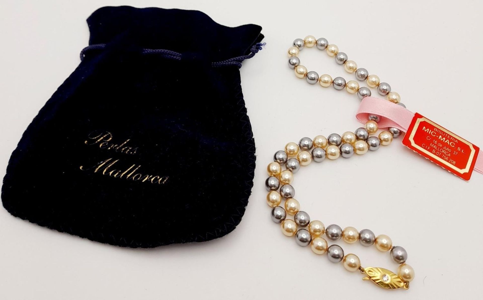 A truly elegant, 14 K yellow gold plated, Mallorca pearl necklace, with alternating metallic grey - Bild 5 aus 5