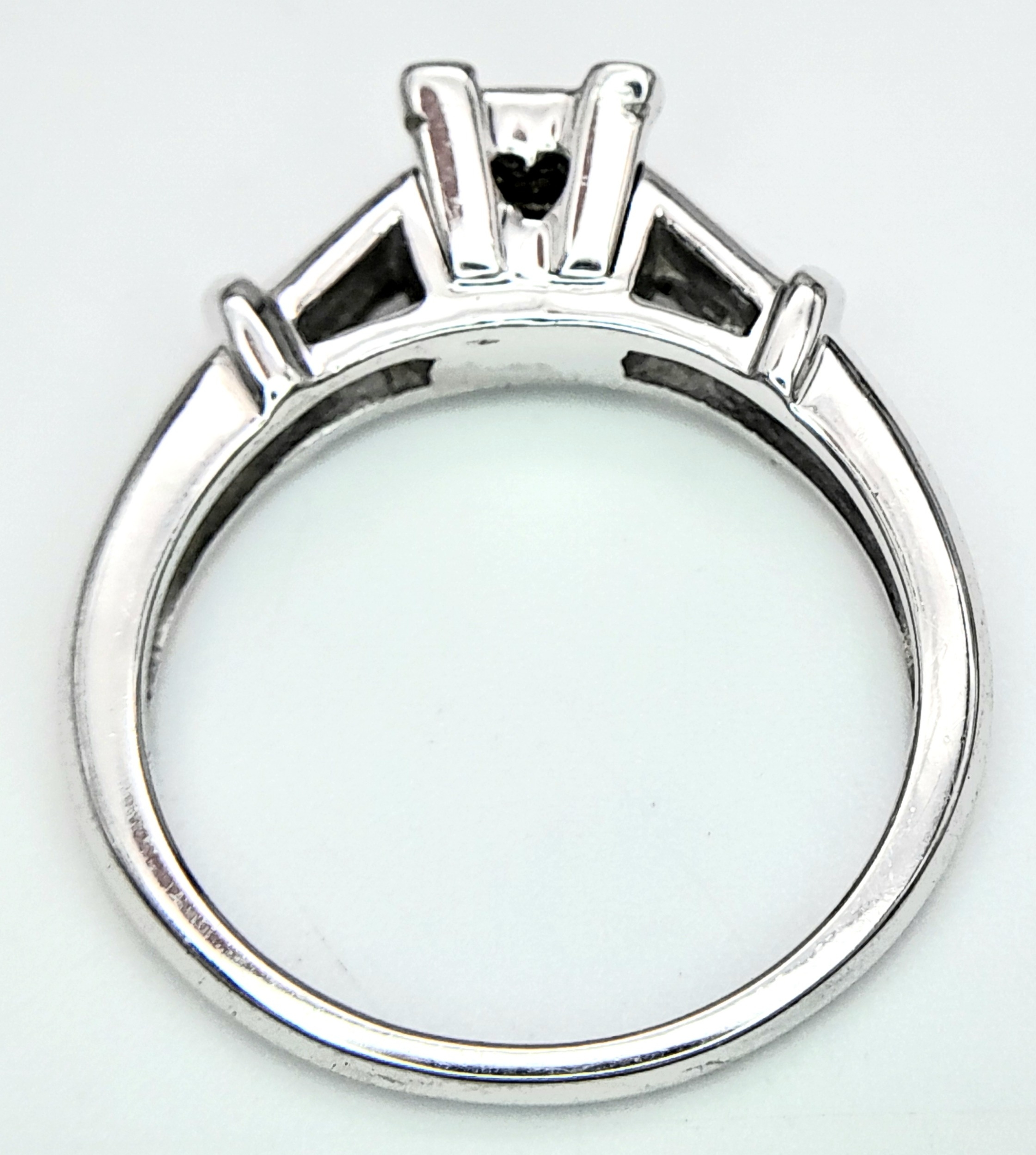 AN 18K WHITE GOLD DIAMOND RING. 0.25ctw, Size M, 5.1g total weight. Ref: SC 8067 - Image 5 of 6