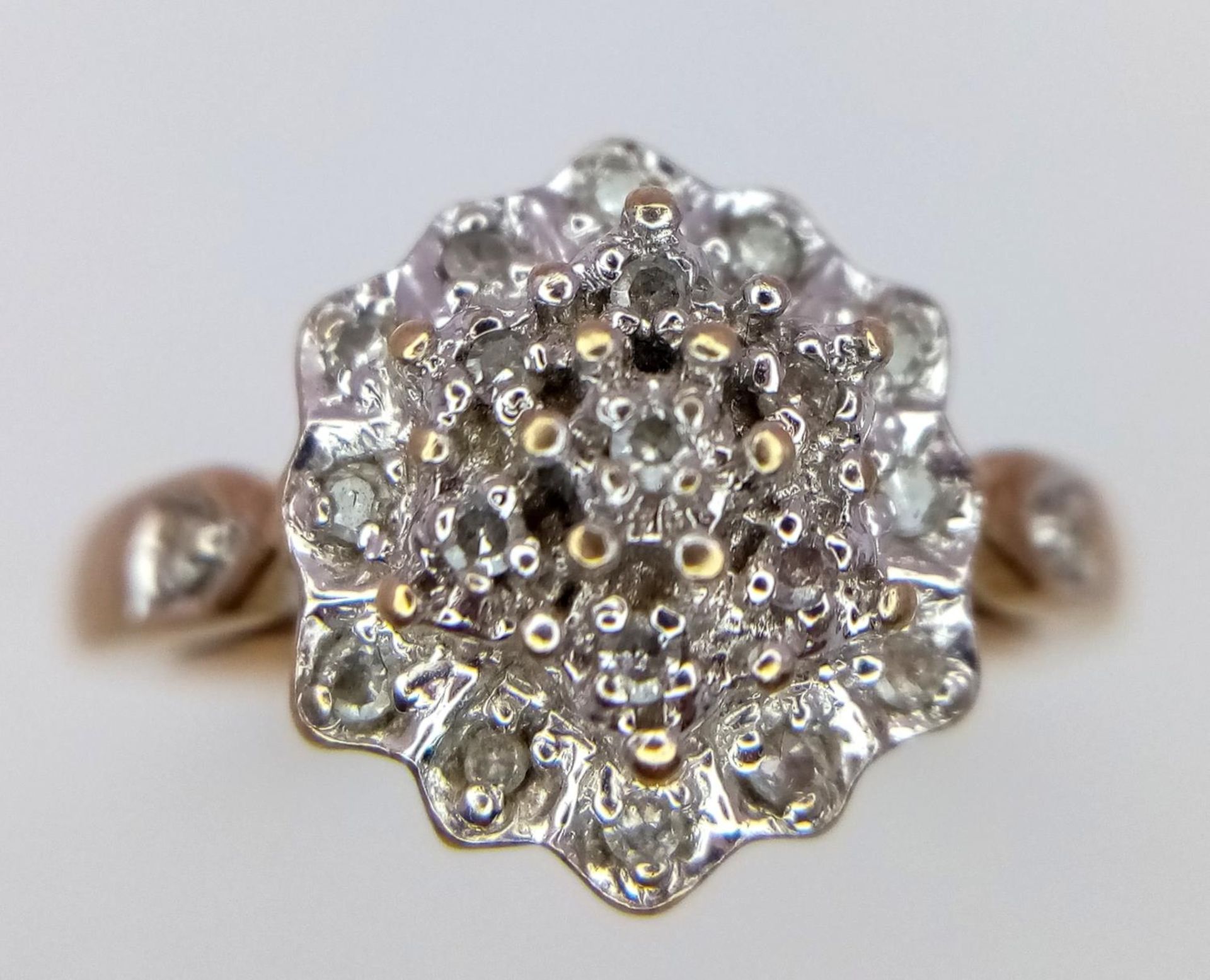 A 9K YELOW GOLD DIAMOND RING IN THE FLORAL DESIGN 0.20CT 3.6G SIZE O. SC 9003 - Image 2 of 5