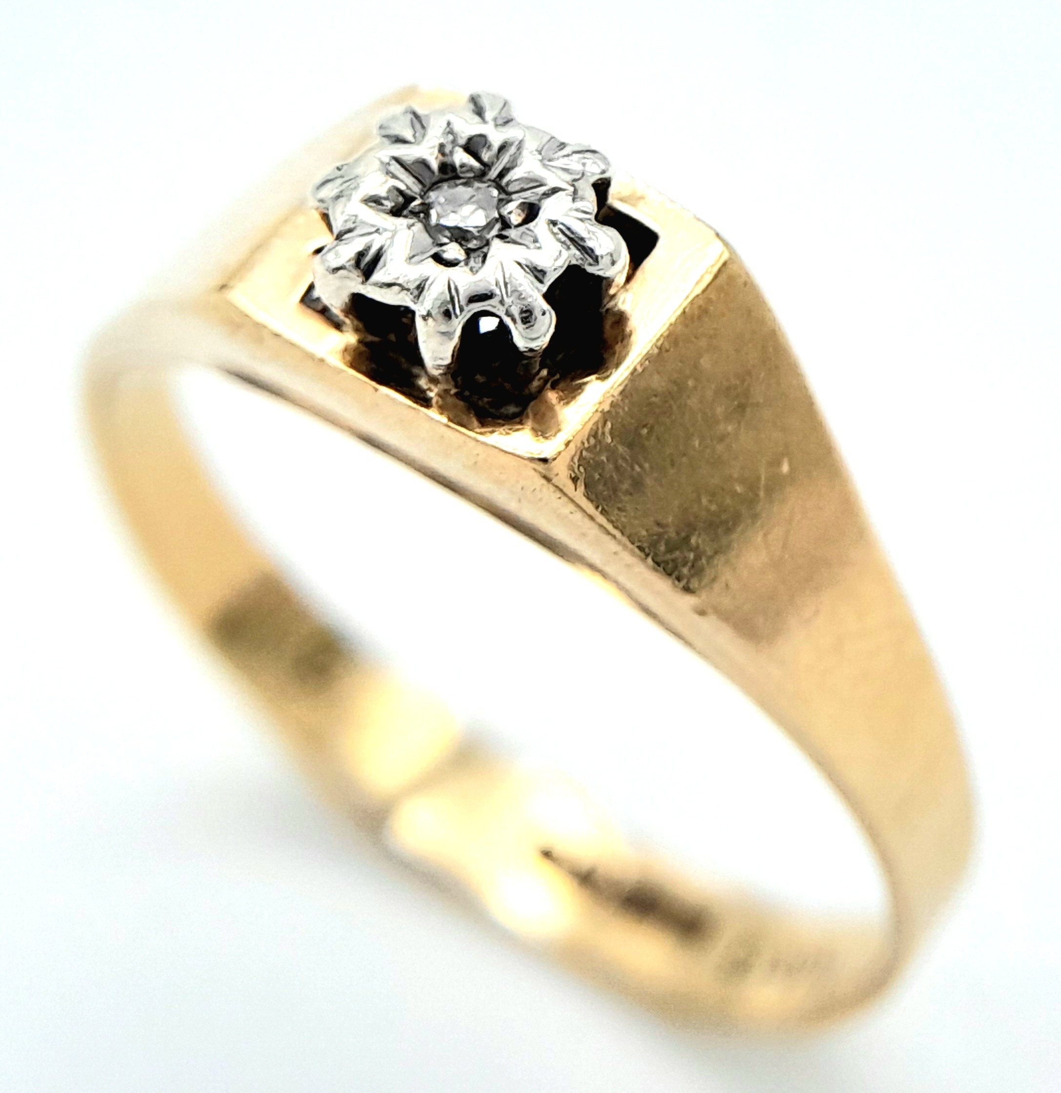 A 9ct Yellow Gold Diamond Signet Ring, 0.03ct diamond, 2g weight, ring size O. ref: SH1472I - Image 3 of 6