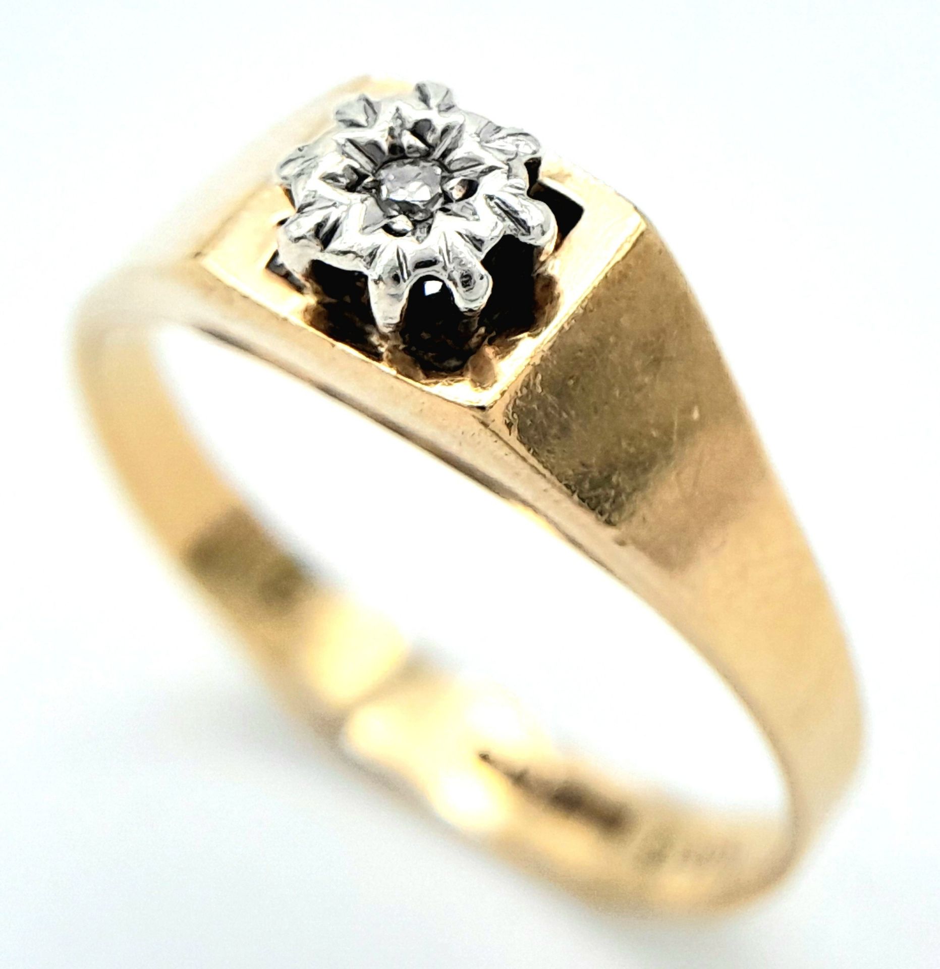 A 9ct Yellow Gold Diamond Signet Ring, 0.03ct diamond, 2g weight, ring size O. ref: SH1472I - Bild 3 aus 6