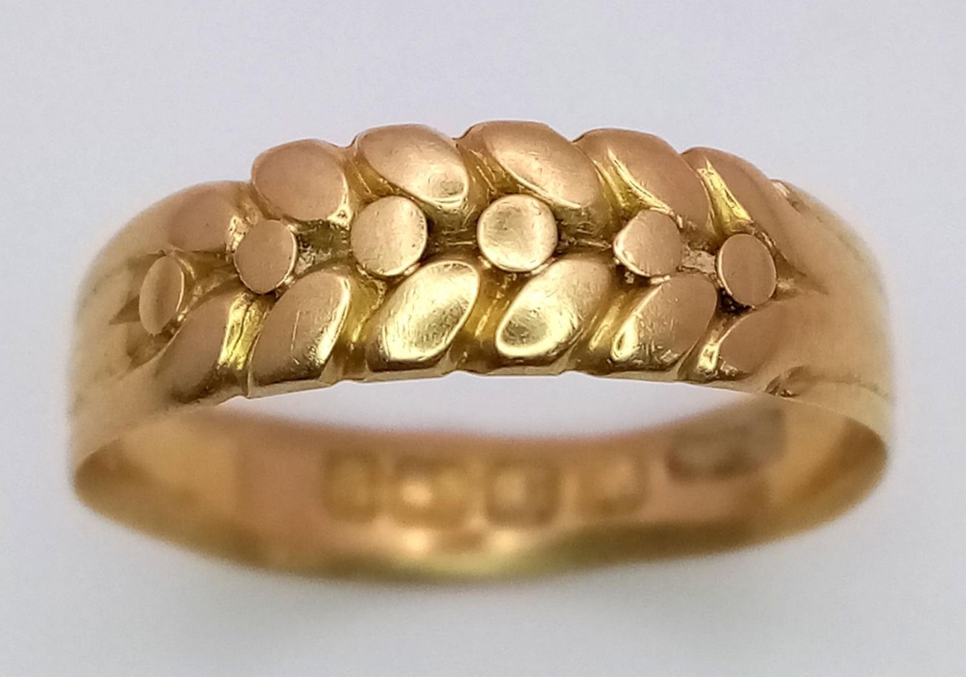 AN ANTIQUE 18K YELLOW GOLD RING. Hallmarked Birmingham, 1894. Size N, 2.9g total weight. Ref: SC - Image 2 of 5