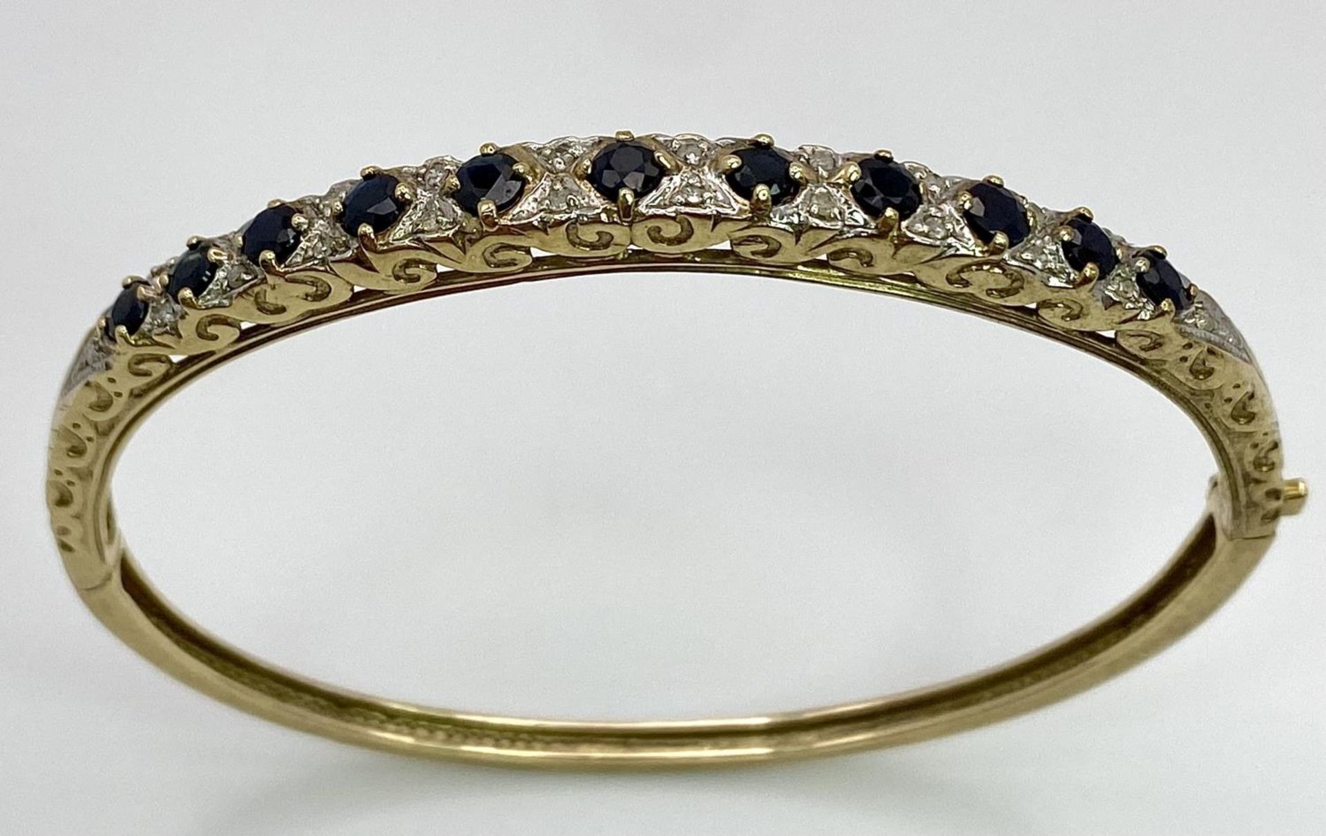 A 9K YELLOW GOLD DIAMOND & SAPPHIRE SET BANGLE 10.4G , 55mm x 63mm diameter. SC 9005 - Bild 3 aus 8