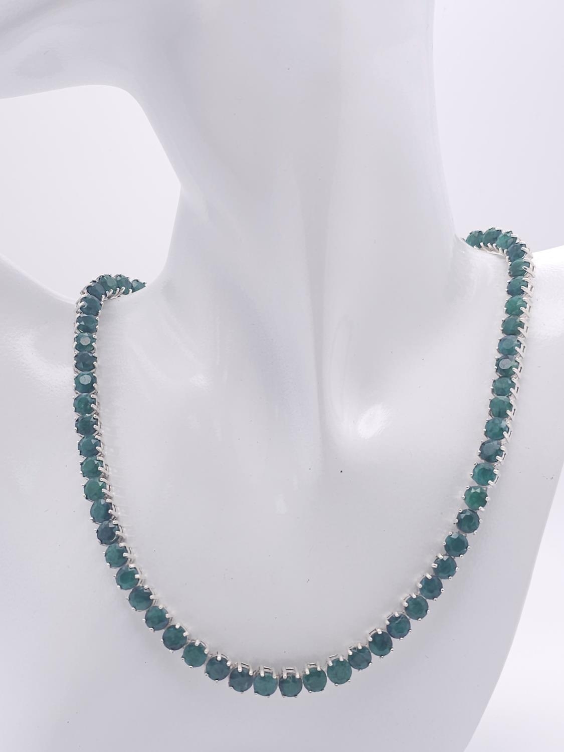 A 95ctw Emerald Gemstone Rondelle Single Strand Necklace - with Emerald and 925 Silver clasp. - Image 2 of 7
