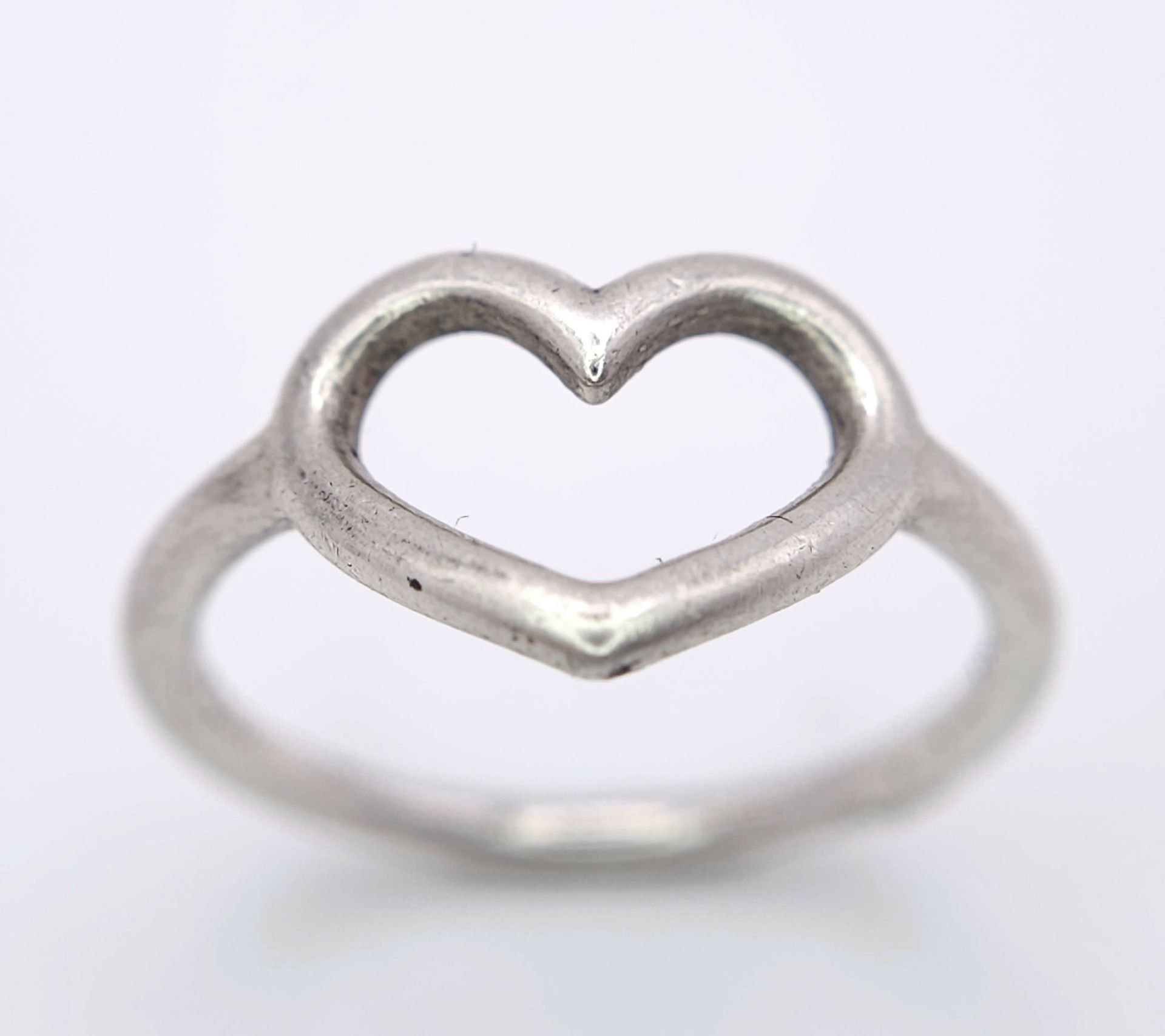 A PANDORA STERLING SILVER HEART RING. UK size N, US size 54, 2g weight. Ref: SC 8087
