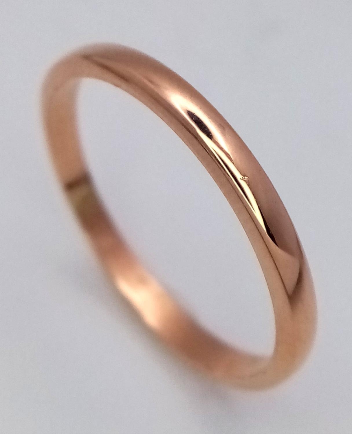 A 18ct Yellow Gold (tested as) Wedding Band Ring, size S1/2, 2.8g total weight. ref: 1273I - Image 2 of 4