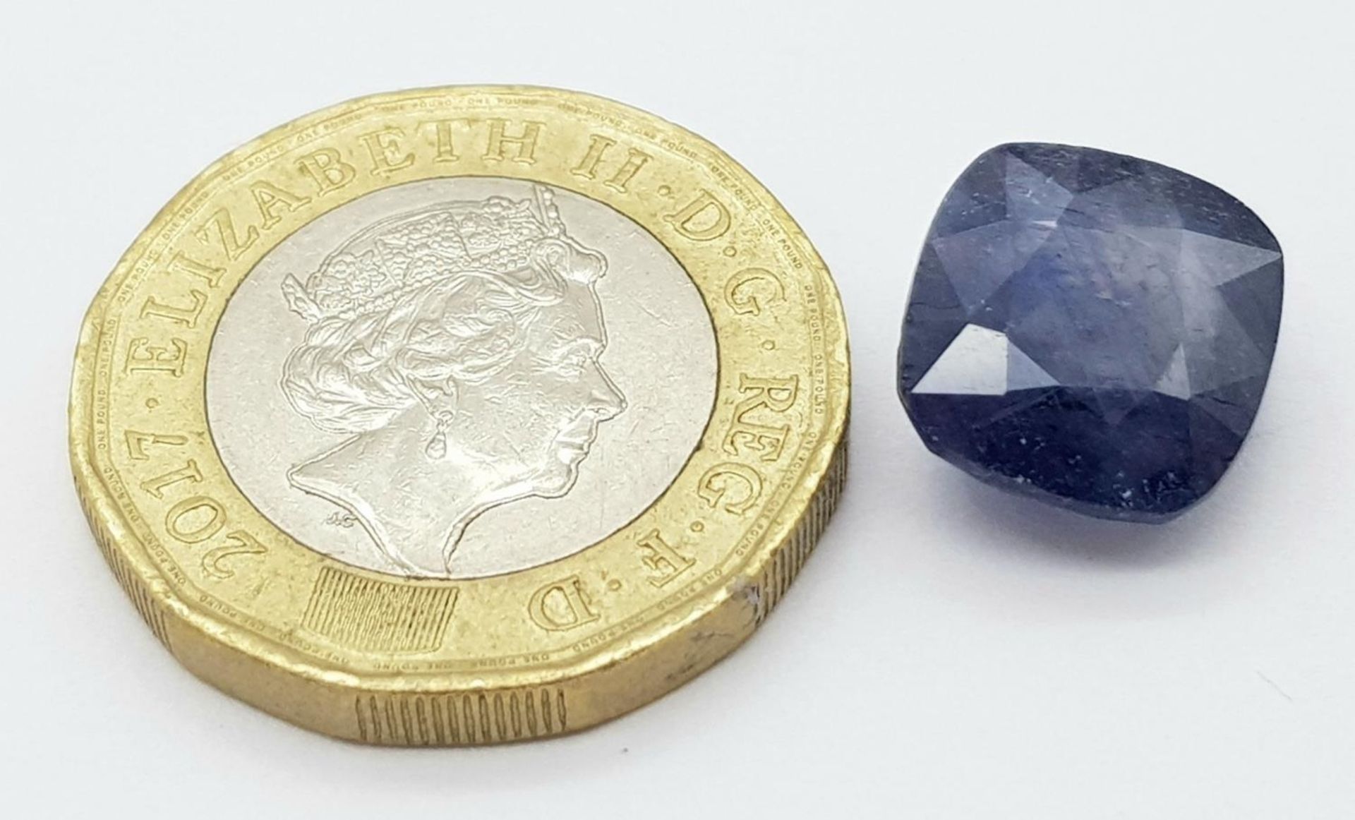 A 8.01ct Natural Blue Sapphire Gemstone - GFCO Swiss Certified. - Bild 4 aus 6