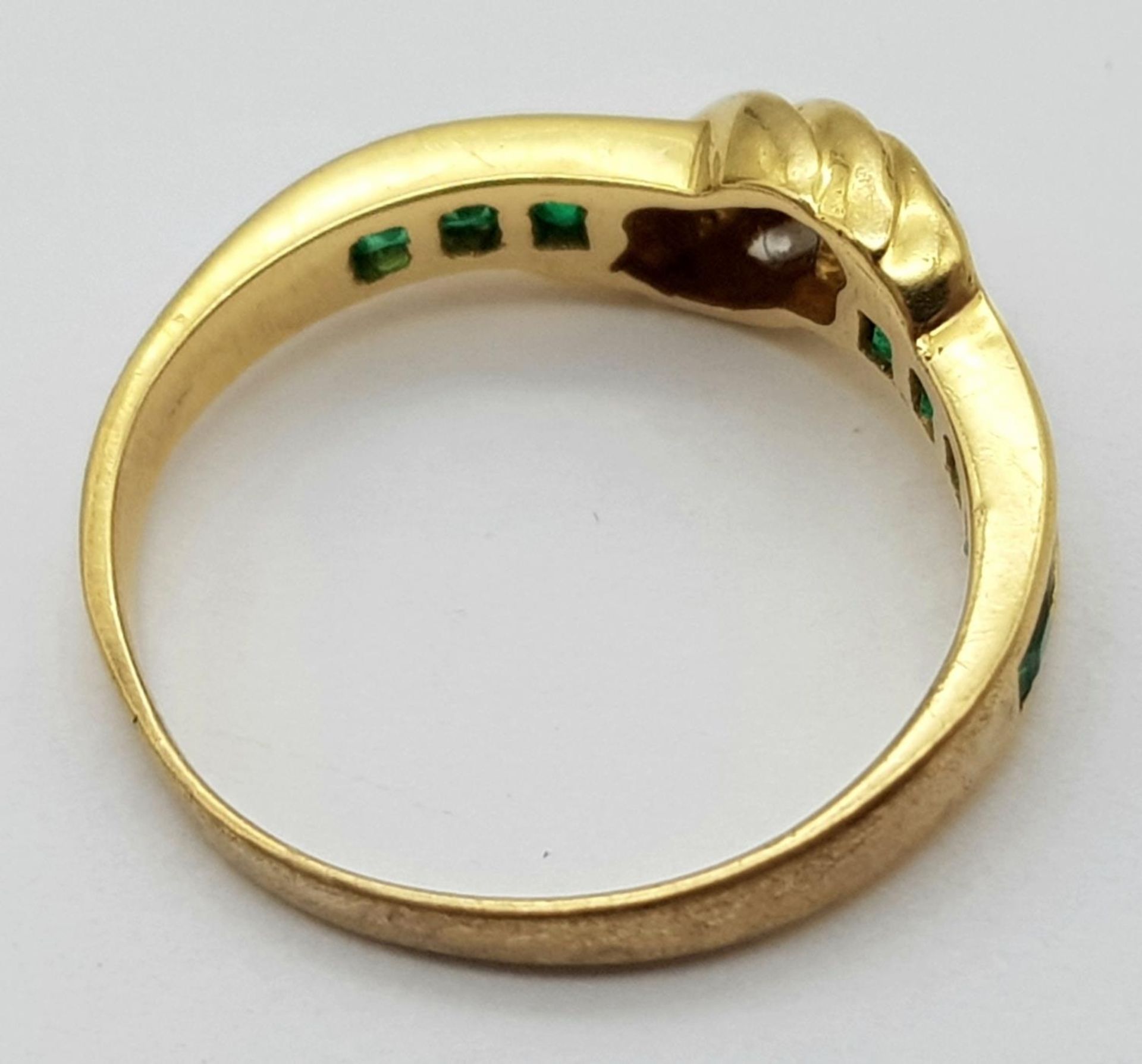 AN 18K YELLOW GOLD DIAMOND & EMERALD RING. Size J, 2.3g total weight. Ref: SC 9052 - Image 5 of 6