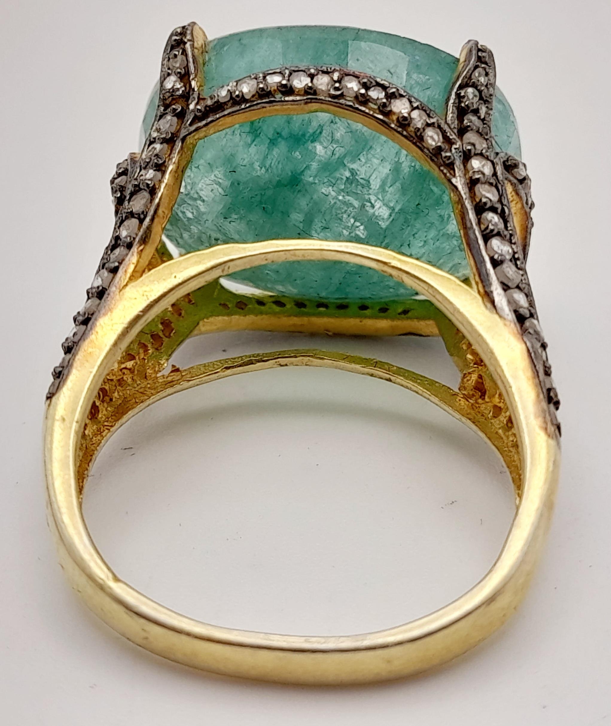 An Emerald Ring with Rose cut Diamond Accents. Set in gold plated 925 silver. Emerald - 17ct. - Image 5 of 7