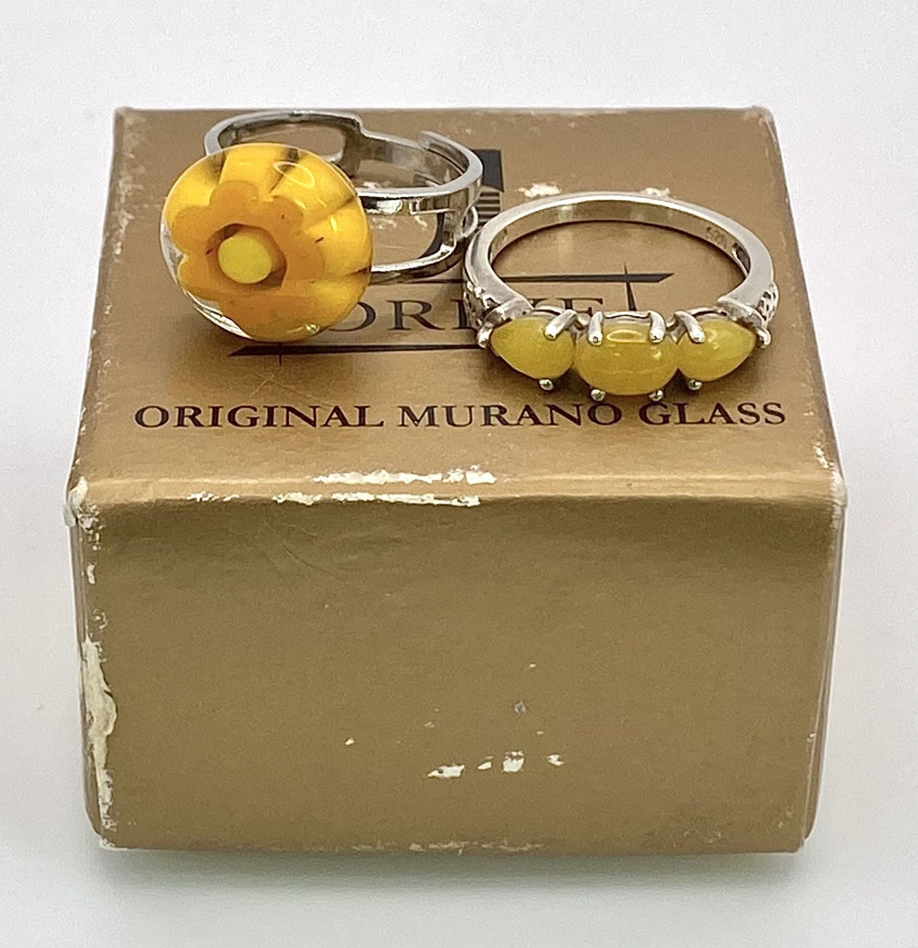 A Parcel of Two Rings Comprising an Original Italian Murano Glass Primrose Ring Size O and an - Bild 5 aus 6