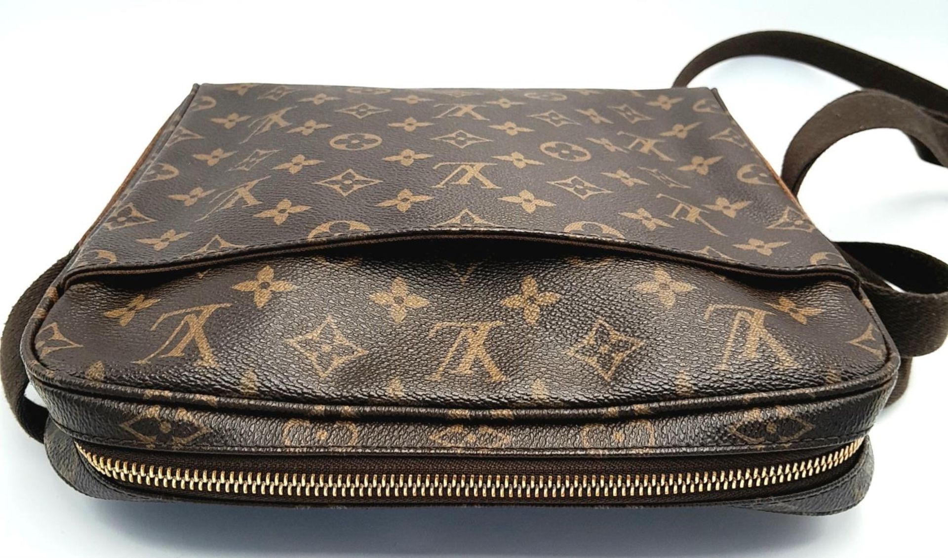 A Louis Vuitton Trotteur Beaubourg Satchel Bag. Monogramed canvas exterior with gold-toned hardware, - Image 3 of 9