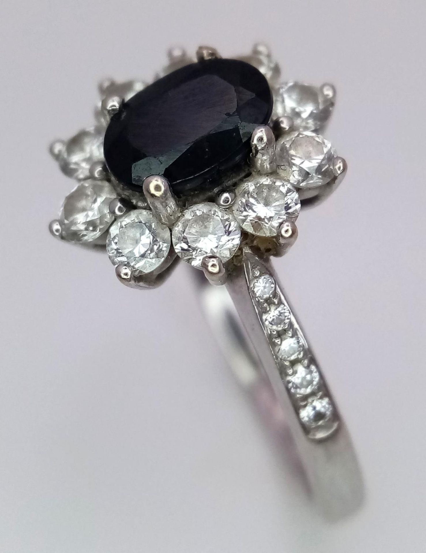 A 18K (TESTED AS) WHITE GOLD DIAMOND & SAPPHIRE CLUSTER RING 0.50CT DIAMONDS & 1CT OVAL SAPPHIRE 4. - Image 2 of 4