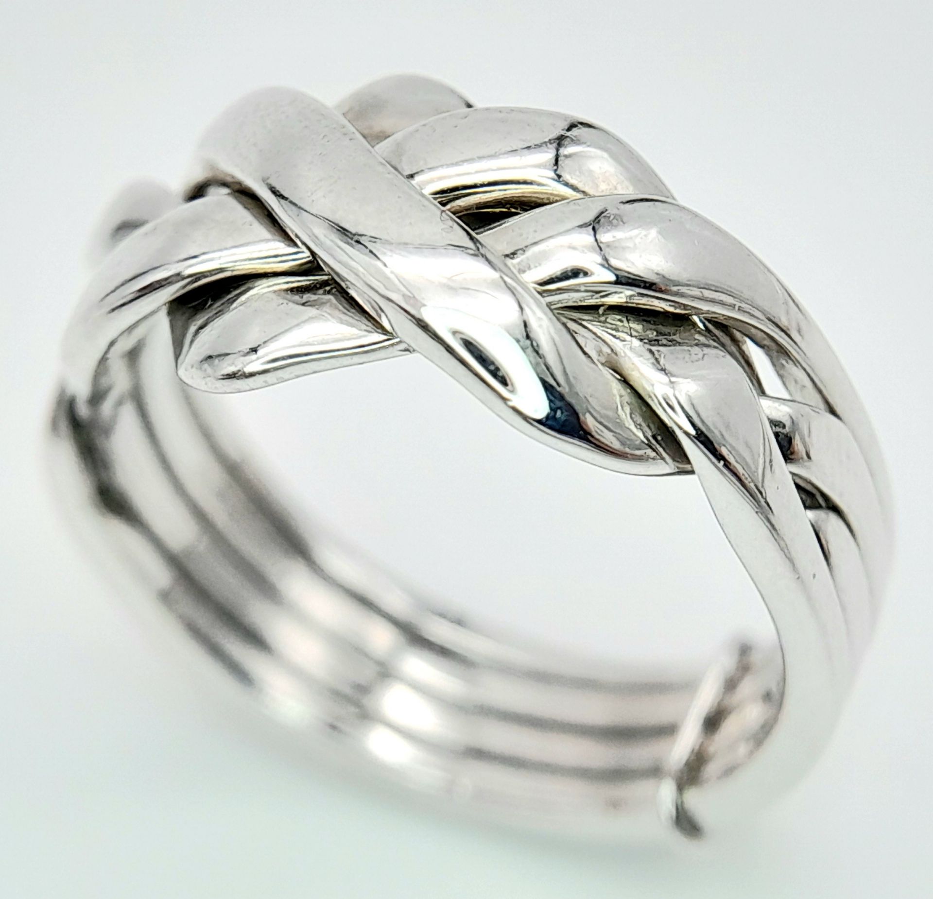 A 9K WHITE GOLD PUZZLE RING. 5.4G. SIZE N. - Bild 4 aus 5