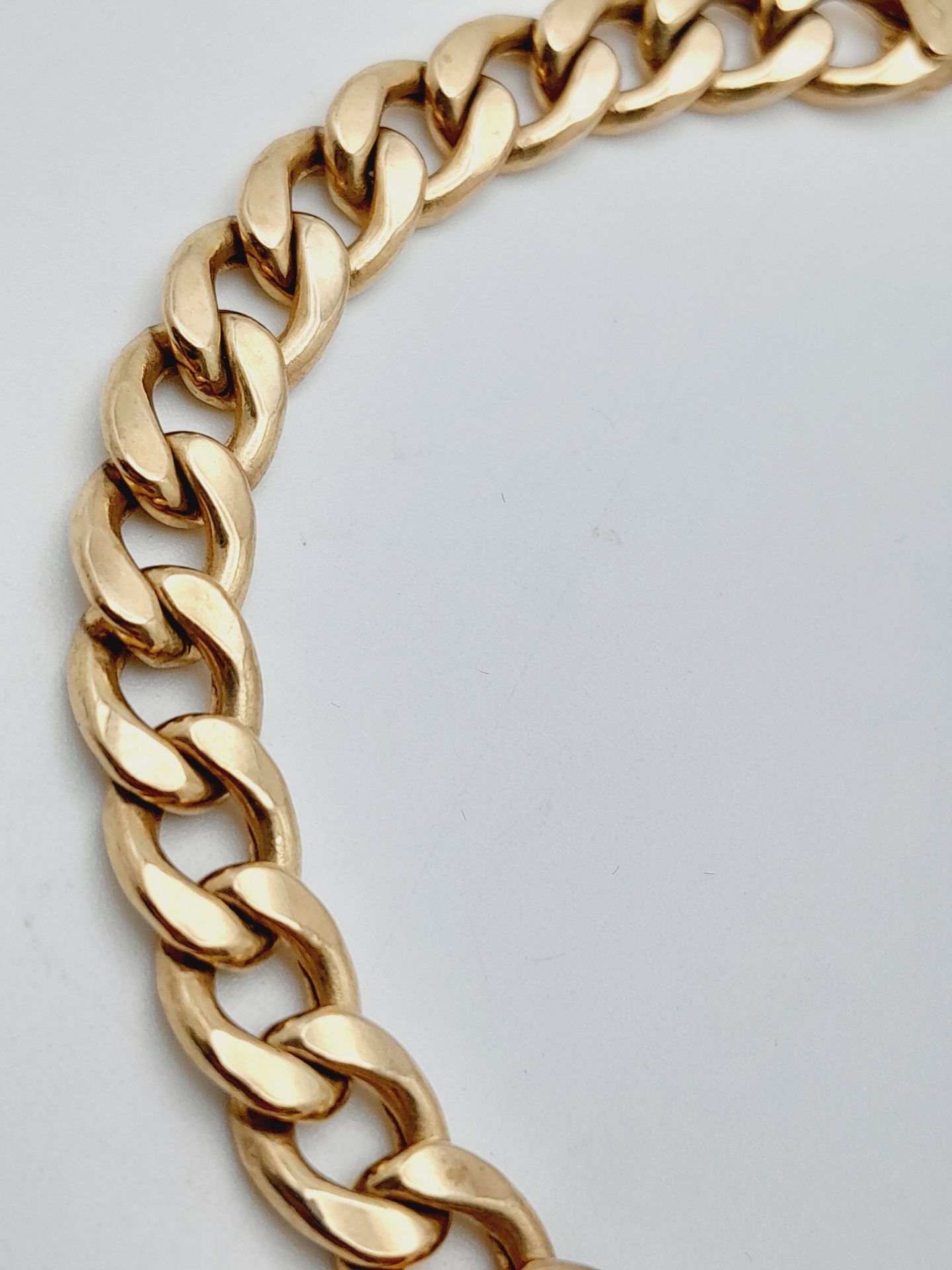 A 9K Yellow Gold Flat Curb Link Bracelet. 19cm. 6.1g weight. - Bild 3 aus 5