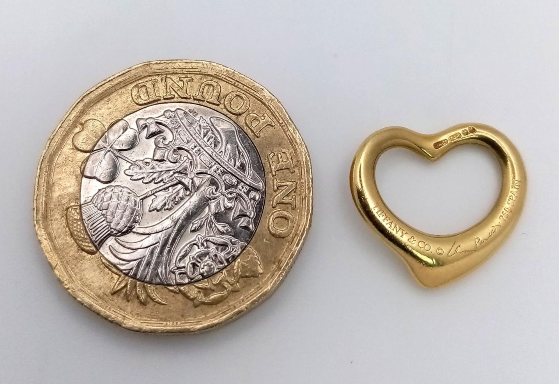 A Tiffany and Co. 18K Yellow Gold Heart Pendant. Tiffany markings. 15 x 15mm. 2g - Bild 5 aus 5