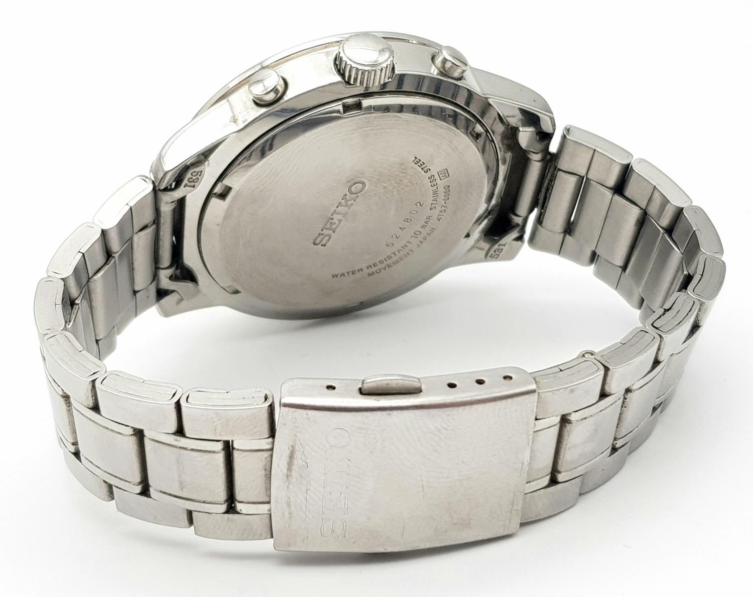 A Seiko 5 Chronograph Quartz Gents Watch. Stainless steel bracelet and case - 43mm. White dial - Image 5 of 6