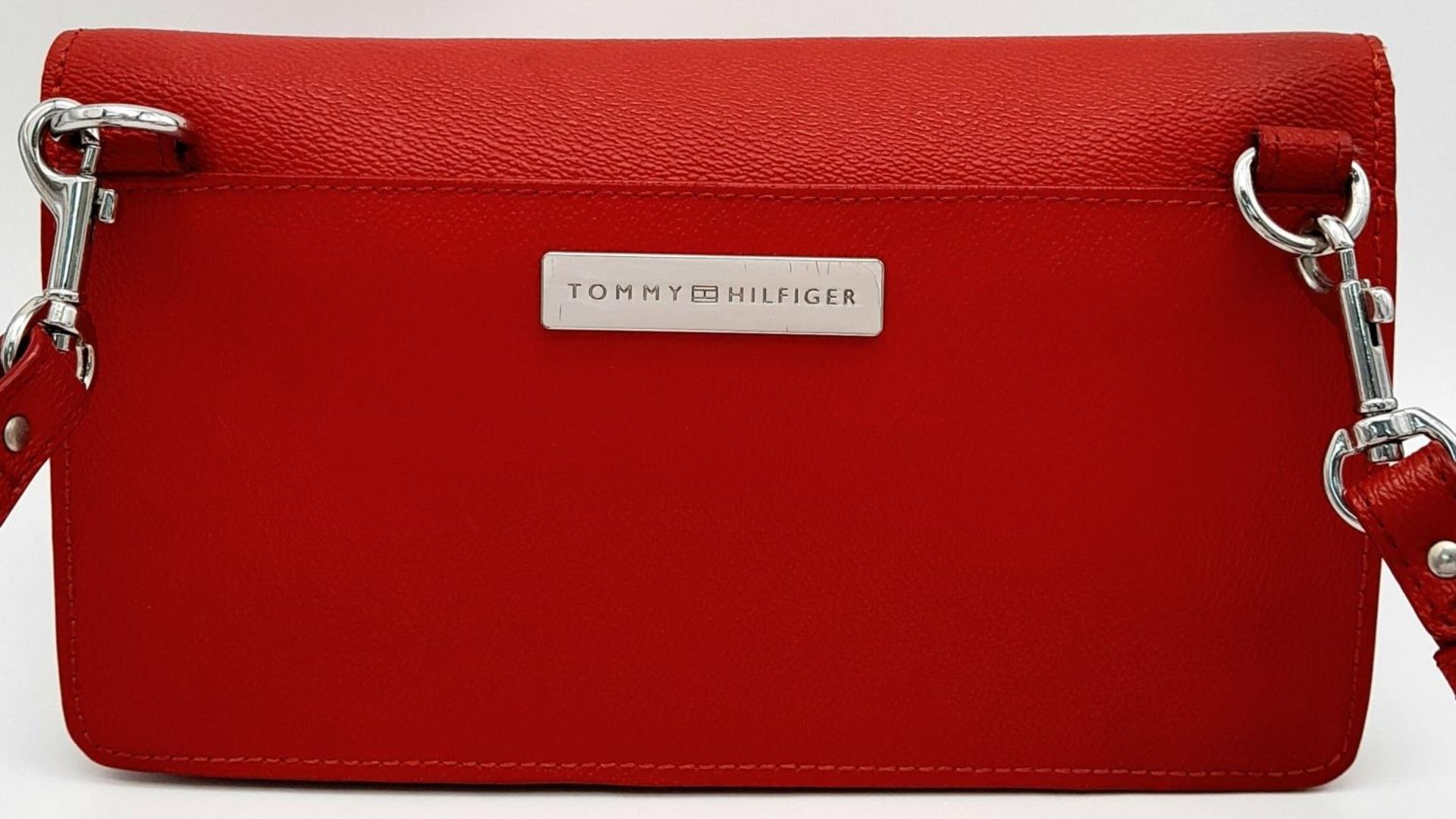 A Tommy Hilfiger Red Wallet Crossbody Bag. Leather exterior with silver-toned hardware, removeable - Image 2 of 15