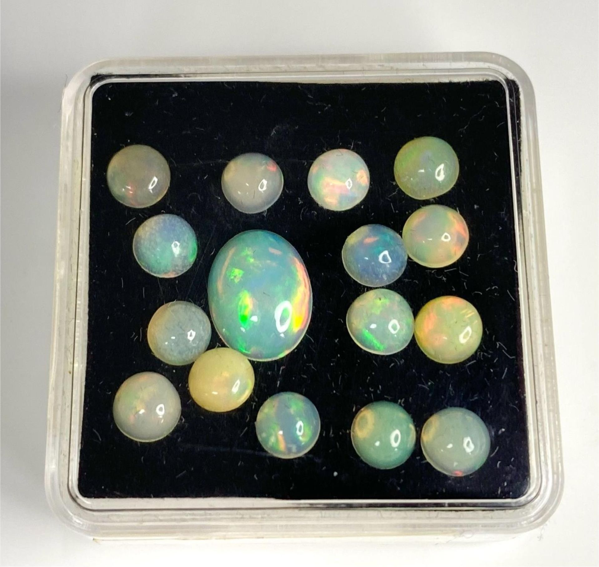 A top quality opal parcel consisting of an oval cut with dimensions: 10 x 8 x 5 mm AND fifteen round - Bild 2 aus 2