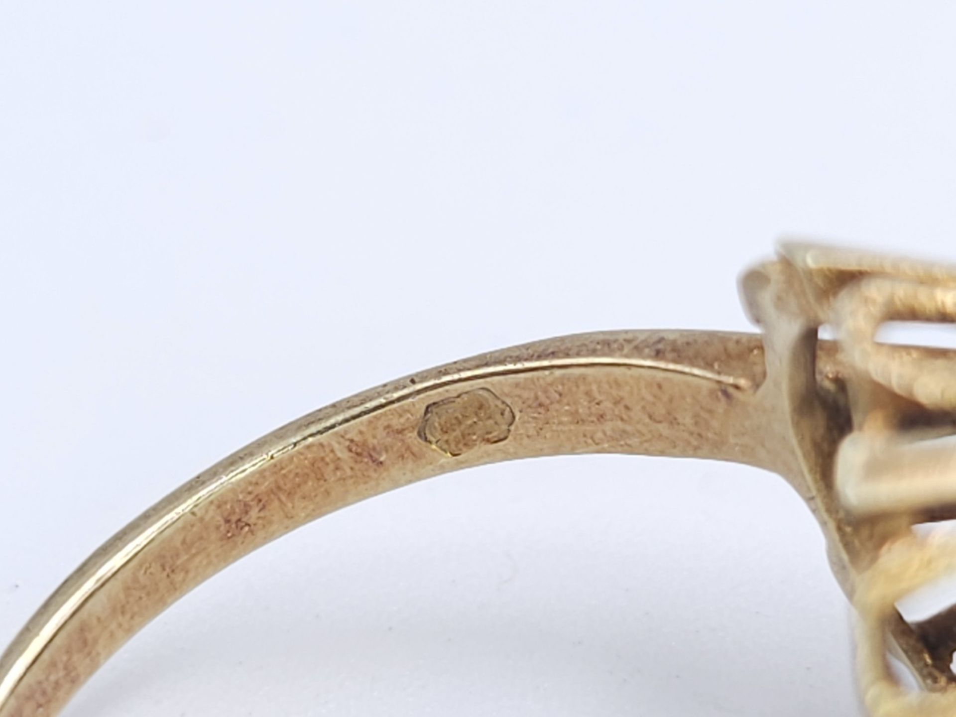 A Vintage 14K Yellow Gold Pearl Ring. Size O. 3g total weight. - Image 6 of 6