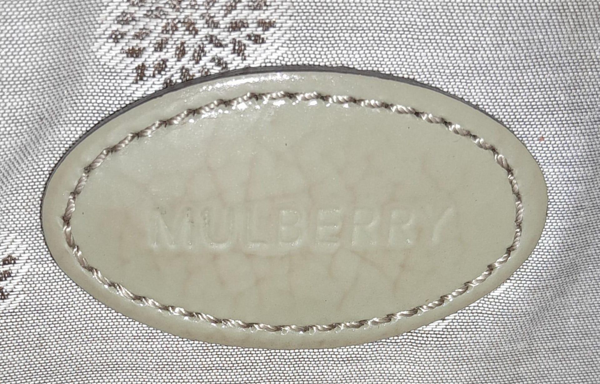 A Mulberry Harriet Khaki Leather Clutch Bag. Spongy patent leather exterior with gold-tone hardware, - Bild 9 aus 10
