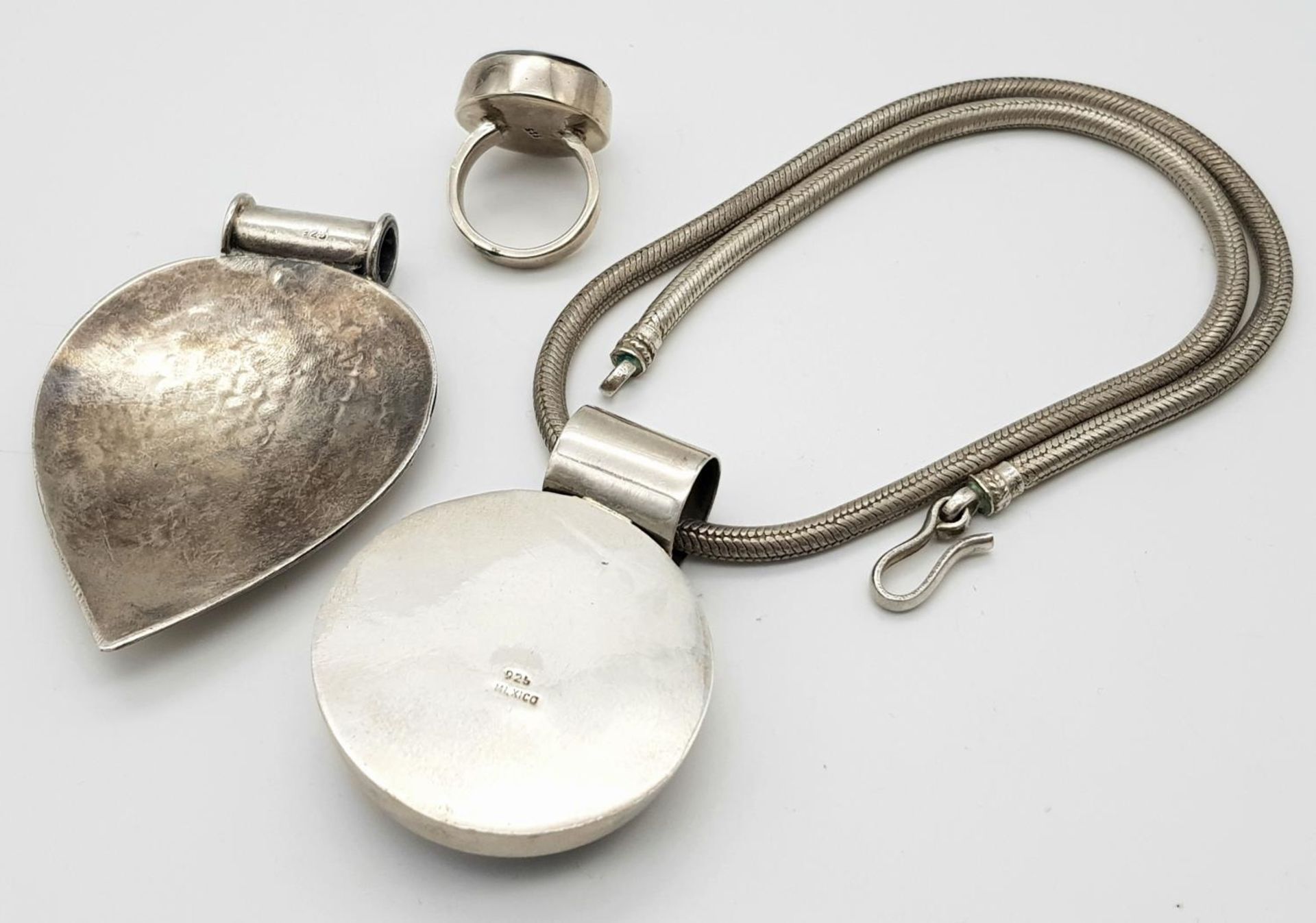 A Mexican silver bundle: Large pendant on 18" chain (pendant: 7cm x 5cm), plus silver and enamel - Bild 4 aus 5