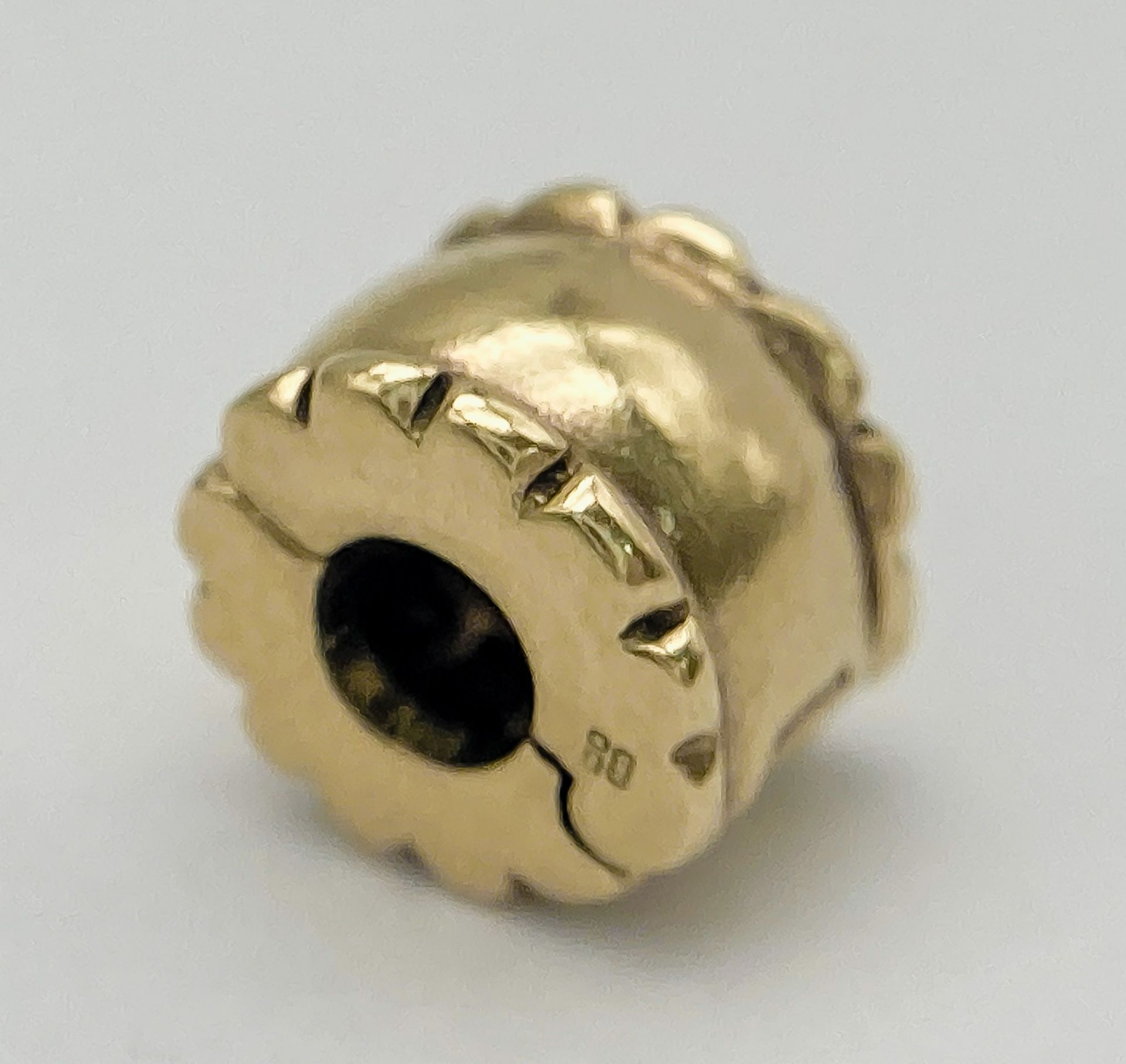 A 14K YELLOW GOLD PANDORA CLIP CHARM. 8mm diameter, 1.9g weight. Ref: SC 8133