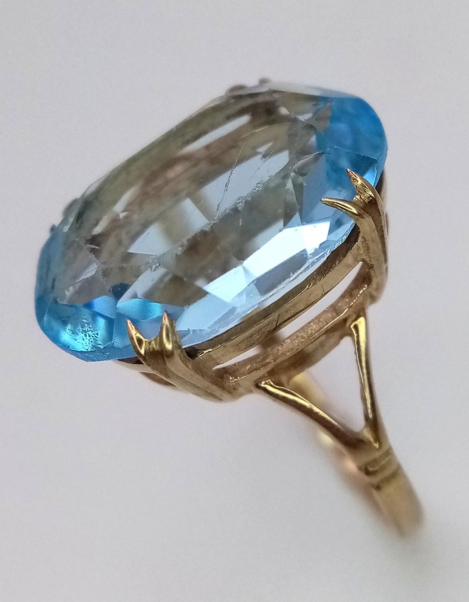 A 9ct Yellow Gold Blue Topaz Ring, 12mmx18mm topaz, size M, 4.1g total weight. ref: 1500I - Bild 3 aus 5