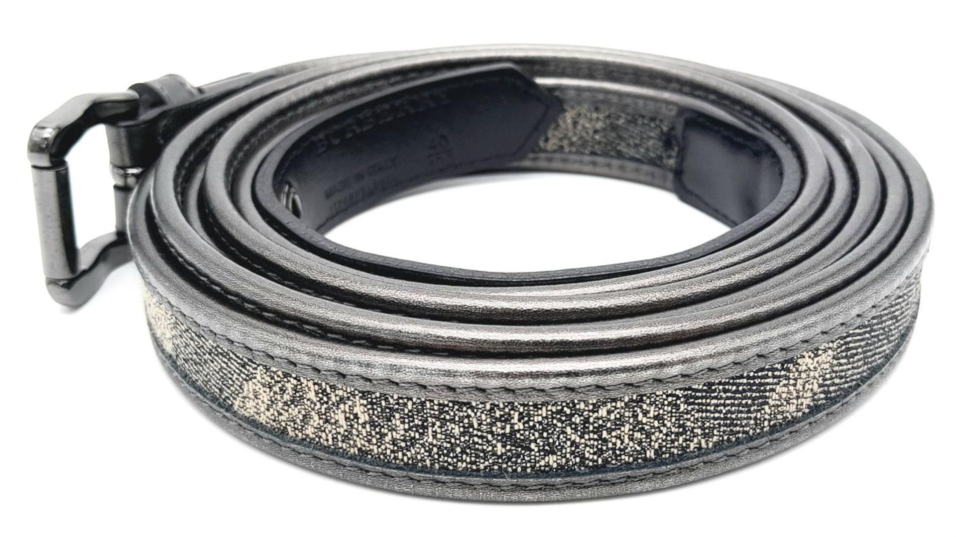 A Burberry Gun Metal Grey Shimmer Double Wrap Belt. Leather and textile with black-toned hardware. - Bild 4 aus 7