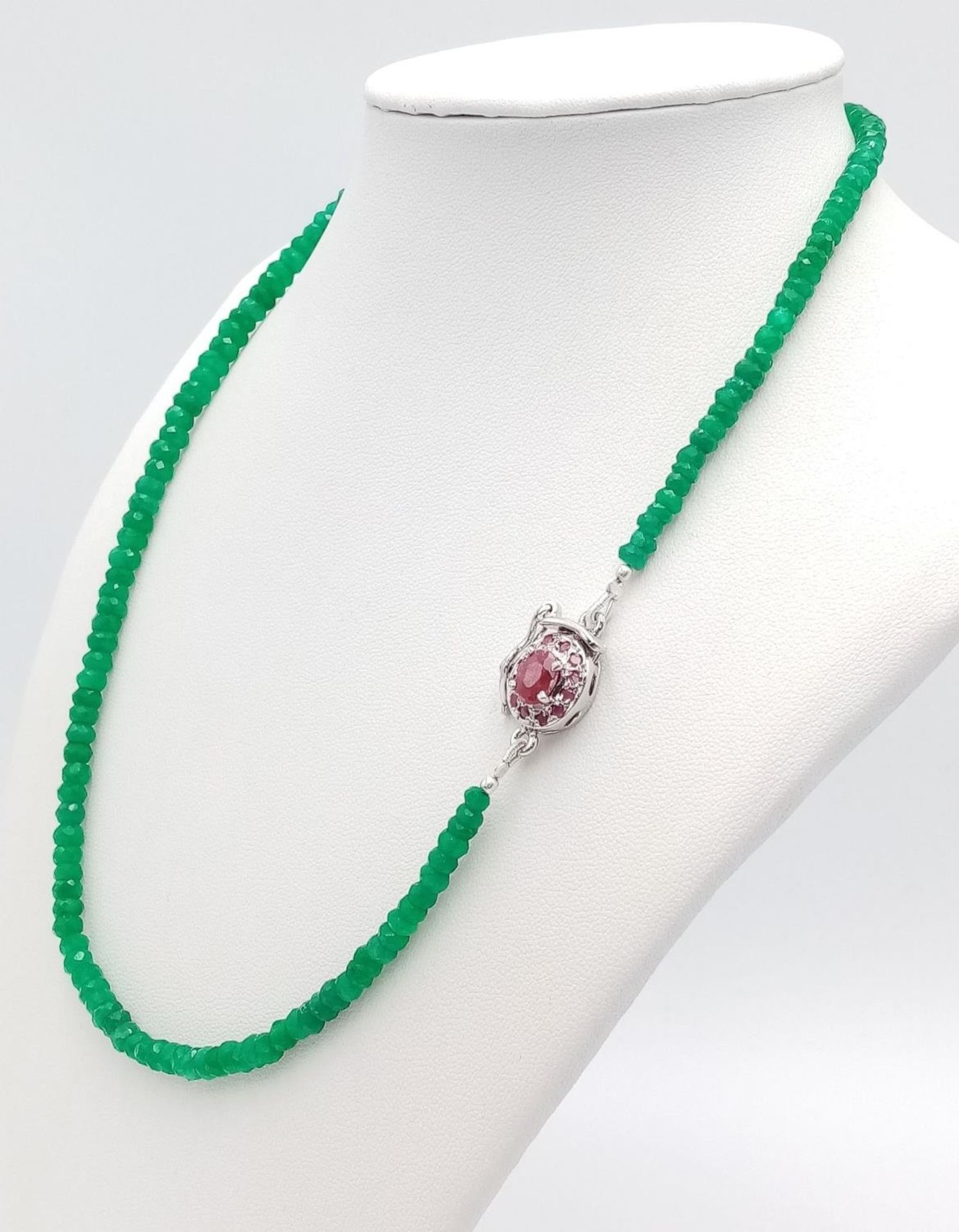 A 95ct Single Strand Emerald Rondelle Necklace with a Ruby and 925 Silver Clasp. 44cm. Ref: Cd-1285 - Image 2 of 5