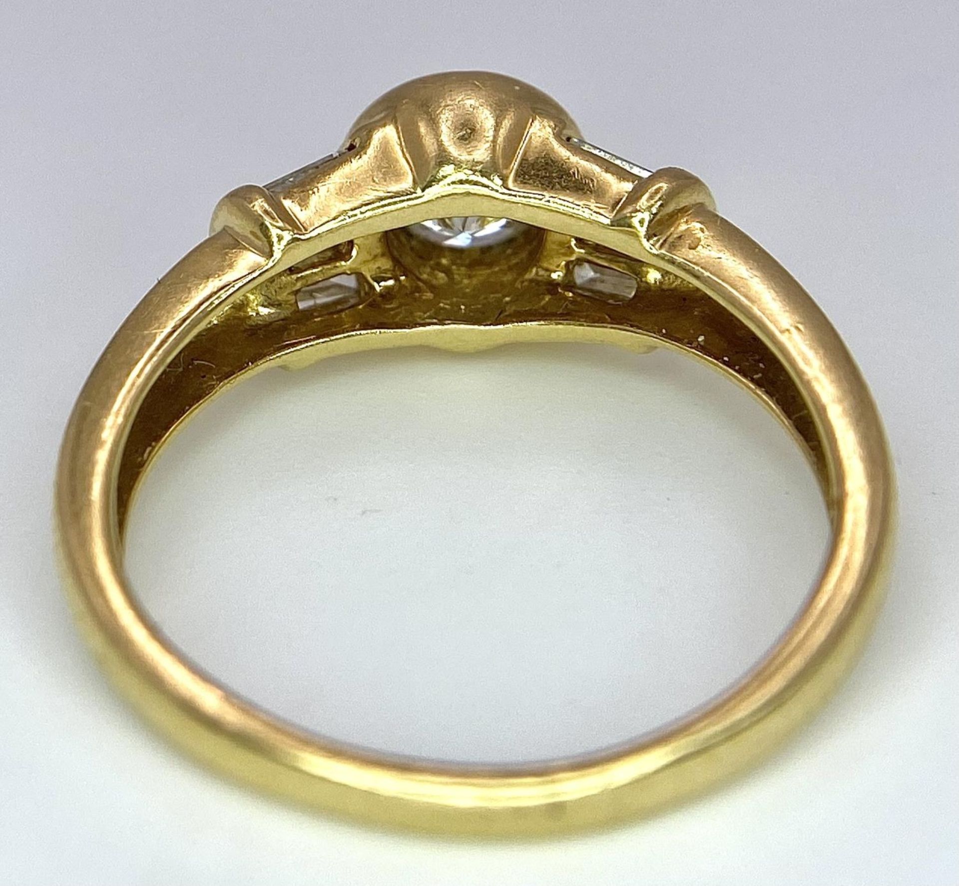 A 9 K yellow gold ring with a round cut diamond and more baguette diamonds on shoulders (one - Image 5 of 6