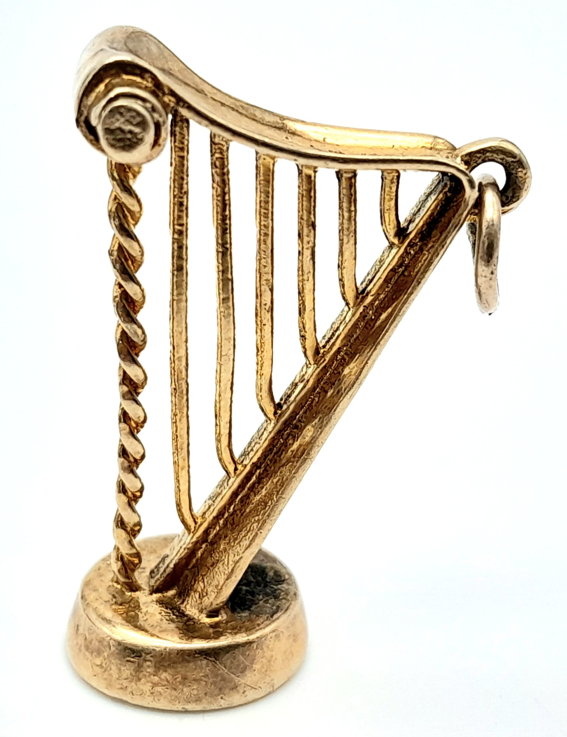 A 9K YELLOW GOLD IRISH HARP CHARM, POSSIBLY GUINESS THEMED. 2.9cm length, 4.2g weight. Ref: SC 8137 - Image 2 of 6