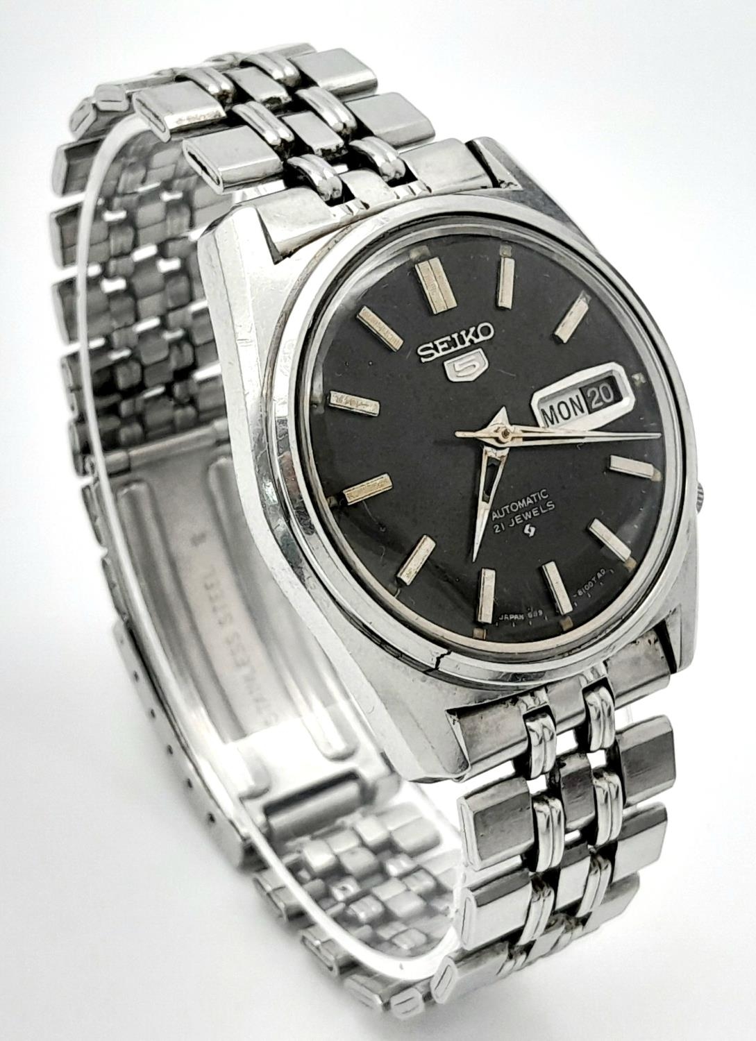A Vintage Seiko 5 Automatic 21 Jewels Gents Watch. Stainless steel bracelet and case - 36mm. Black - Image 3 of 6