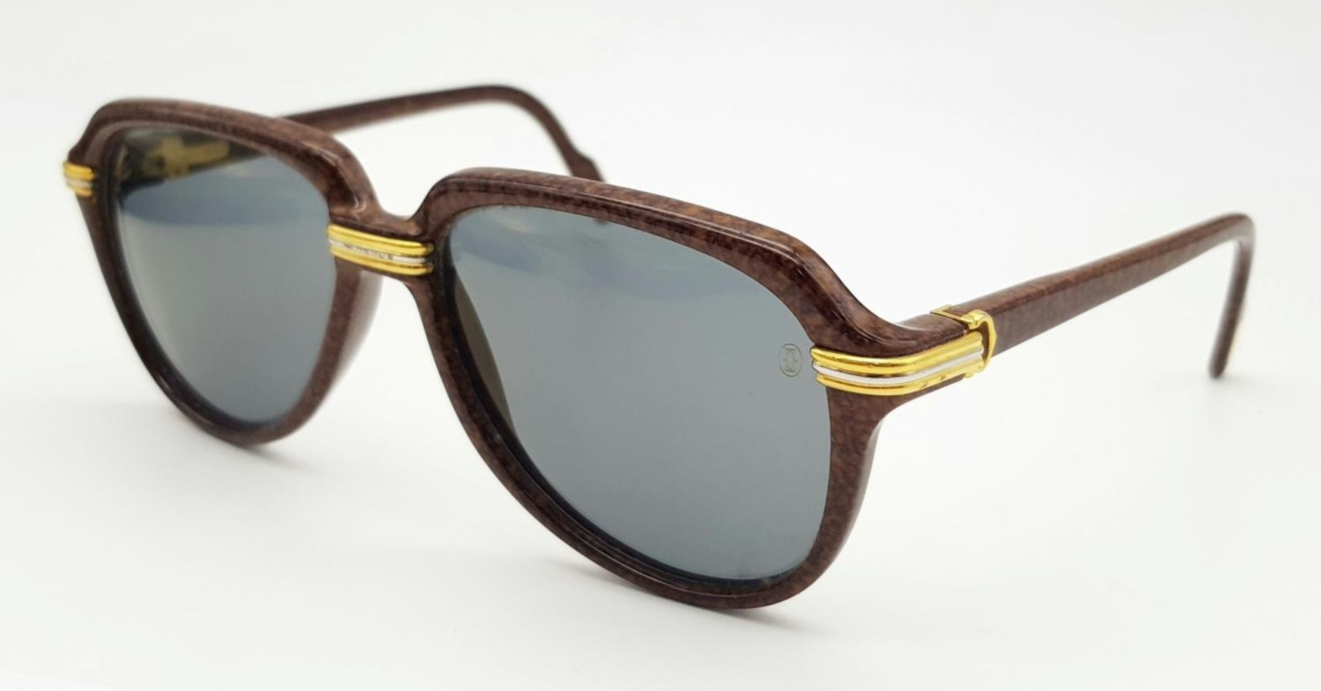 A Pair of Cartier Brown Vitesse Sunglasses. Elegant marble carbon frame with Cartier watermarks on - Bild 2 aus 9