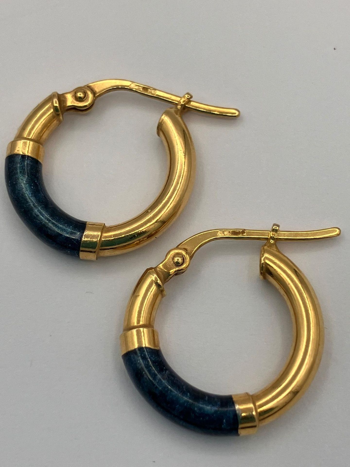 Beautiful pair of 9 carat GOLD and BLUE LAB OPAL HOOP EARRINGS.Fully hallmarked. 2.2 grams. 1.7 cm - Image 2 of 2