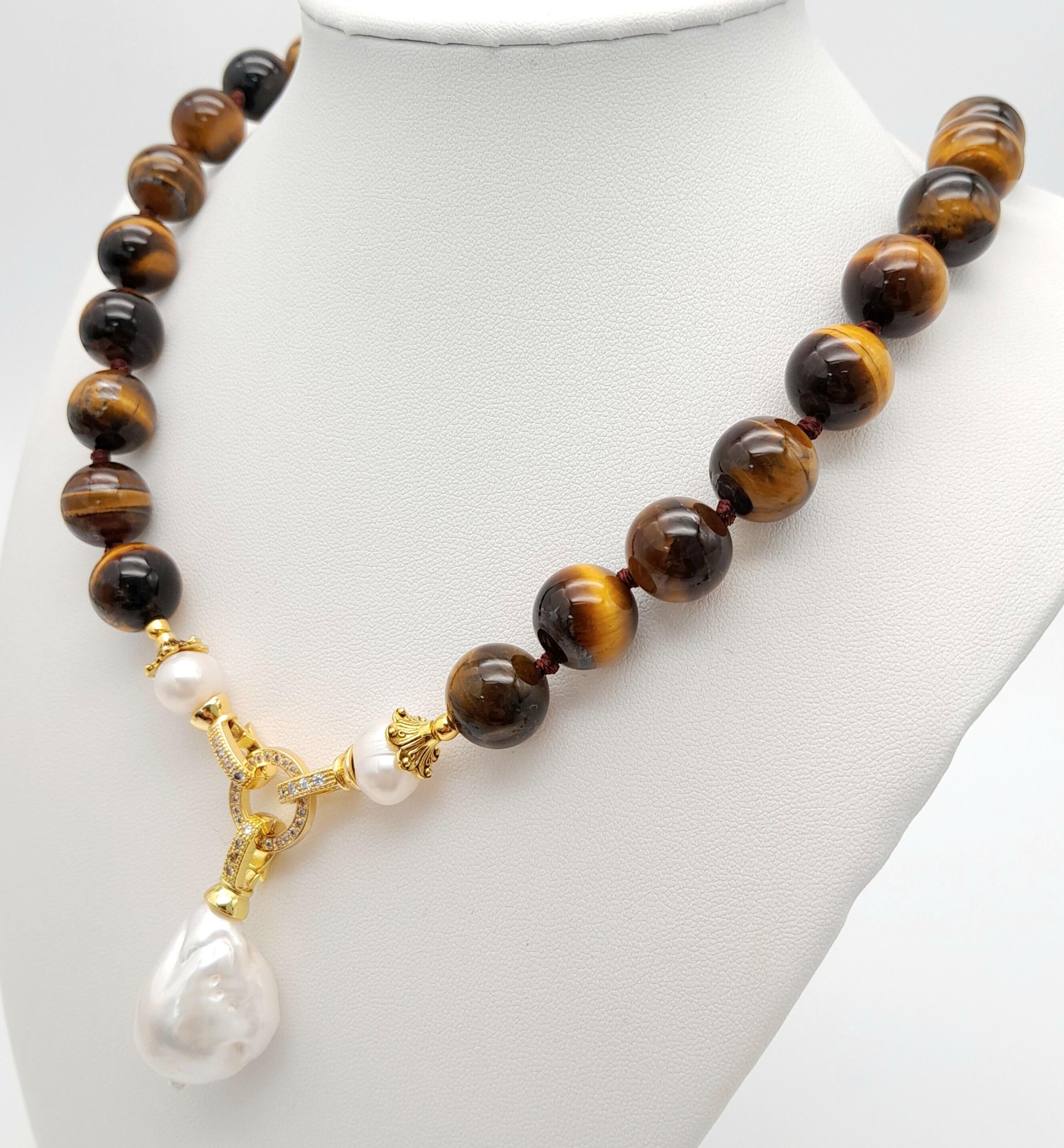 A Rich Tigers Eye Beaded Necklace with a Hanging Keisha Baroque Pearl Pendant. 12mm beads. - Image 2 of 4