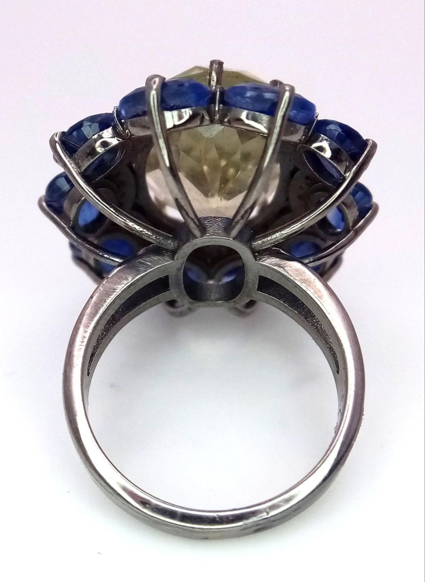 A 14ct Lemon Quartz, Tanzanite and Diamond Ring. Large oval lemon quartz with a 3ctw tanzanite and - Bild 2 aus 5