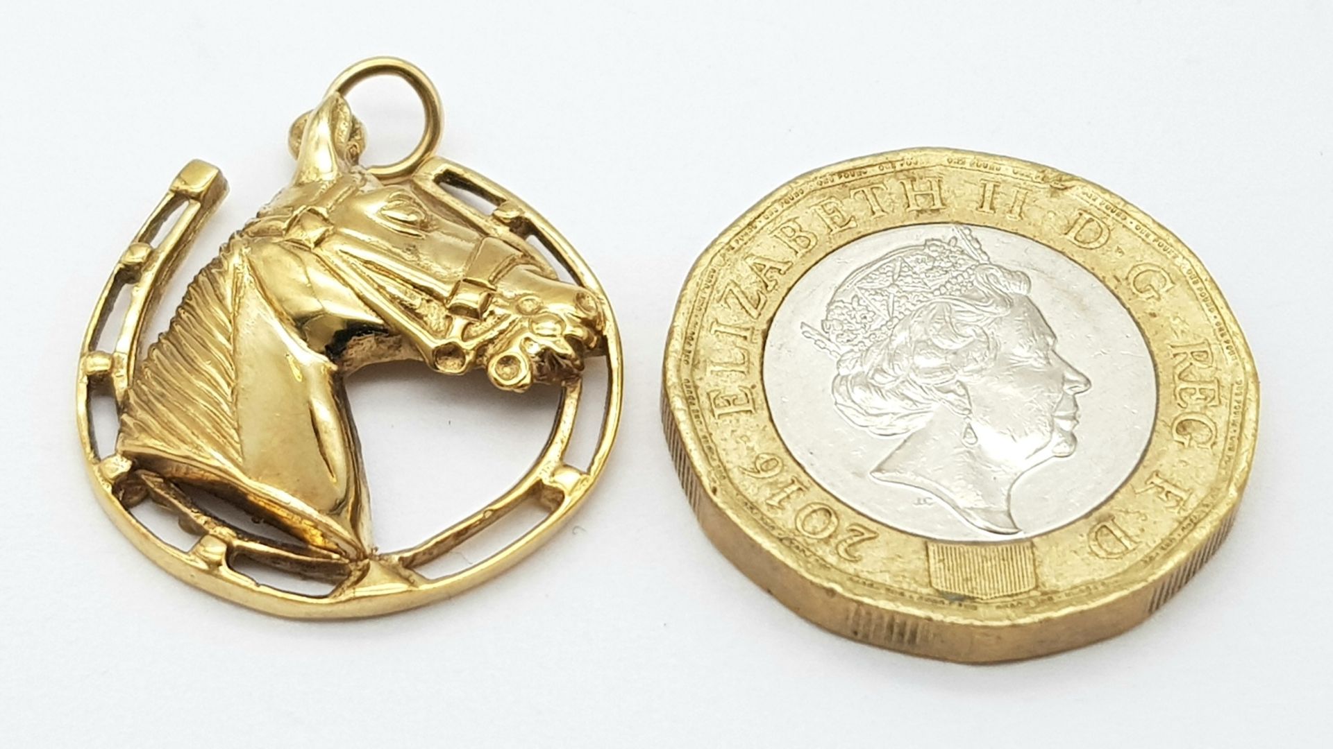 A 9K Yellow Gold Horse and Horse-Shoe Lucky Pendant! Great for a day at the races. 3cm. 3.42g - Image 4 of 5