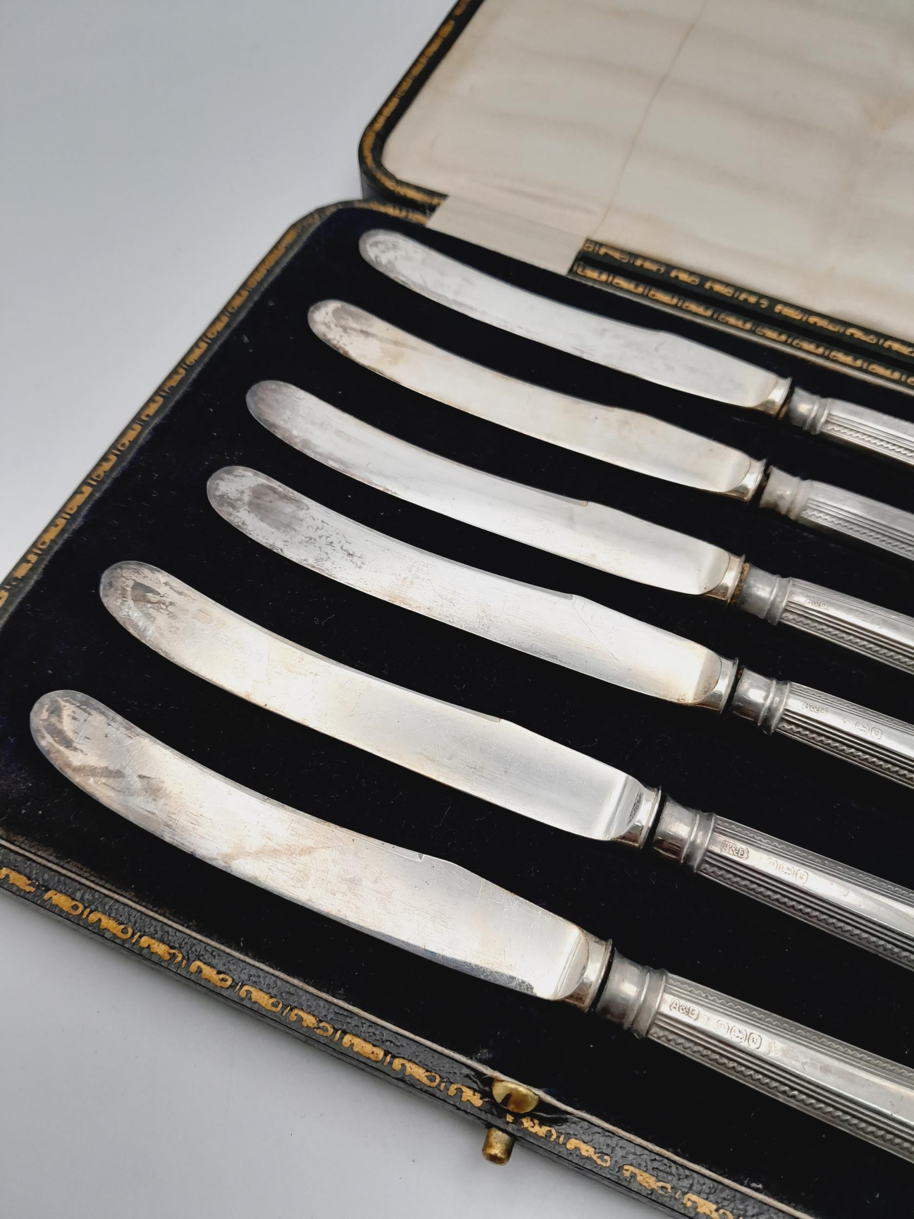 Set of 6 1917 Silver Hallmarked Butter Knives with the badge of the Machine Gun Corps. - Image 3 of 8