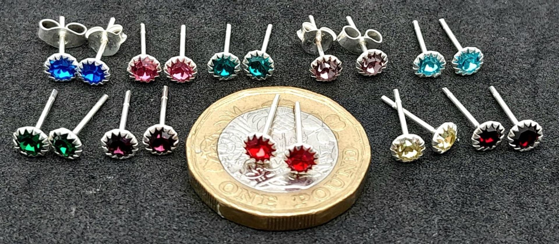 10 PAIRS OF STERLING SILVER STONE SET STUD EARRINGS WITH 2 PAIRS OF SILVER BUTTERFLY BACKS 2.8G. - Bild 4 aus 4