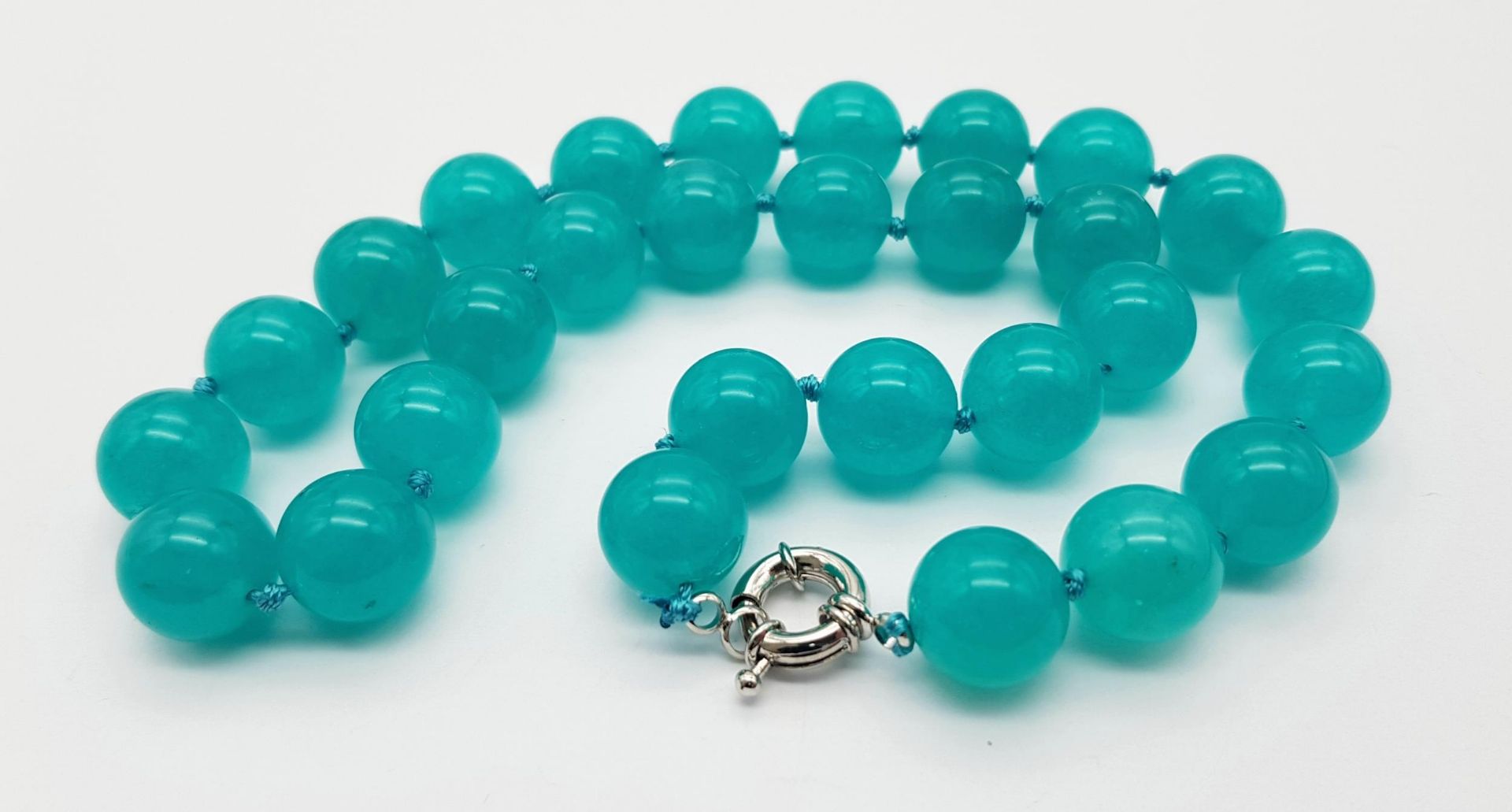 A Sky Blue Chalcedony Beaded Necklace. Perfect for when the Sun finally comes out! 14mm beads. - Bild 4 aus 4