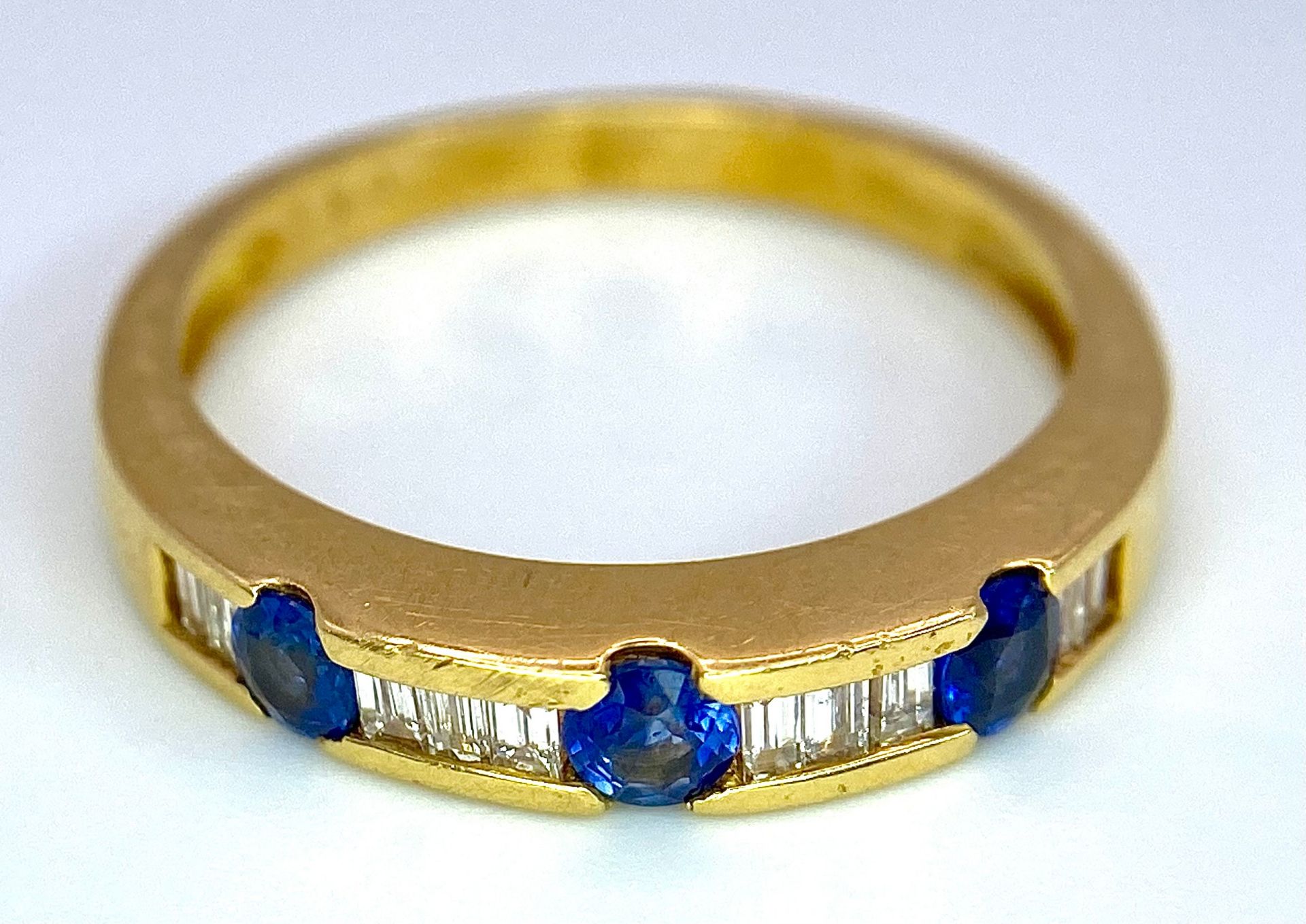 AN 18K YELLOW GOLD DIAMOND & SAPPHIRE BAND RING. 0.20ctw, size O, 3.6g total weight. Ref: SC 9037 - Image 4 of 7
