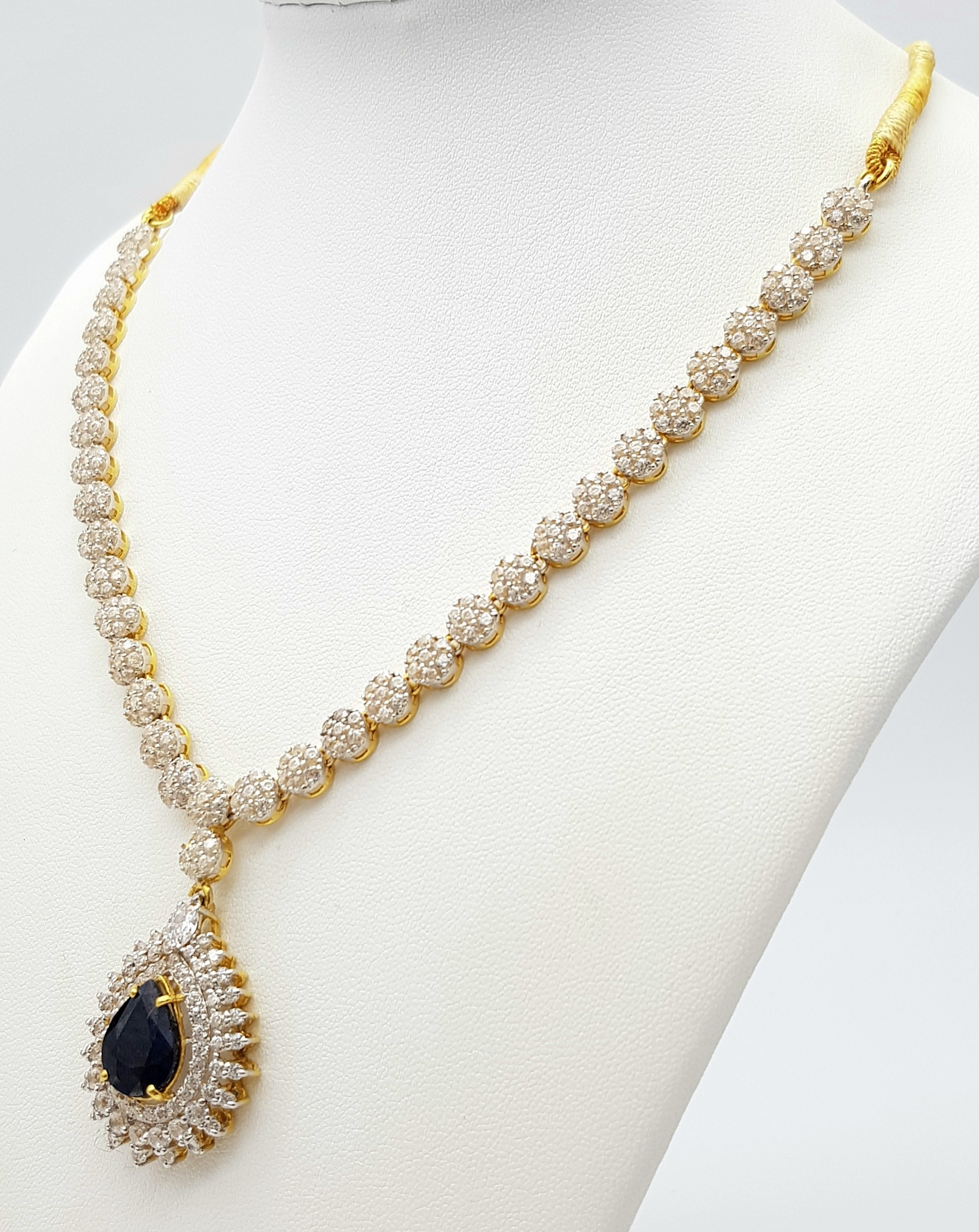 A Fabulous Jewellery Lot! A 21K Rich Yellow Gold Diamond and White Stone (one missing) Necklace with - Bild 4 aus 8
