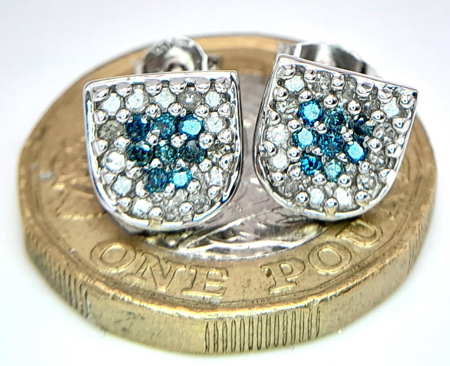 A 9K WHITE GOLD WHITE & BLUE DIAMOND STUD EARRINGS 0.20CT 1.7G . ref: A/S 1067 - Image 3 of 5